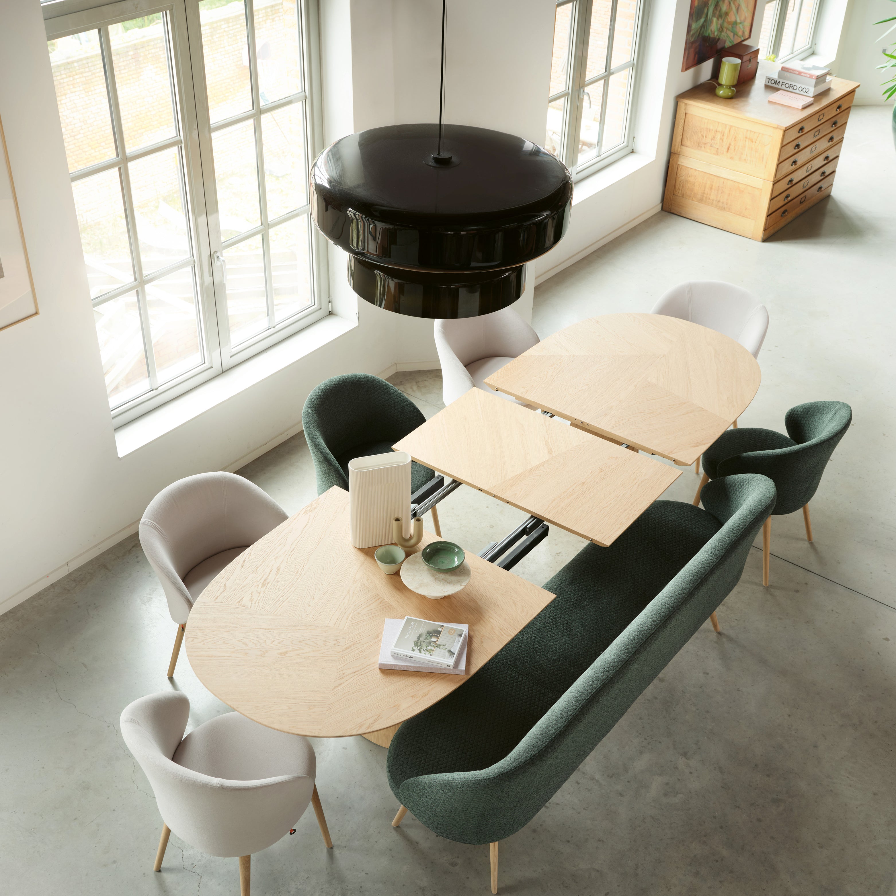 Table extensible Blossom en chêne massif avec banquette et chaises Neo de Mobitec – vue intérieure design, ambiance conviviale et élégante