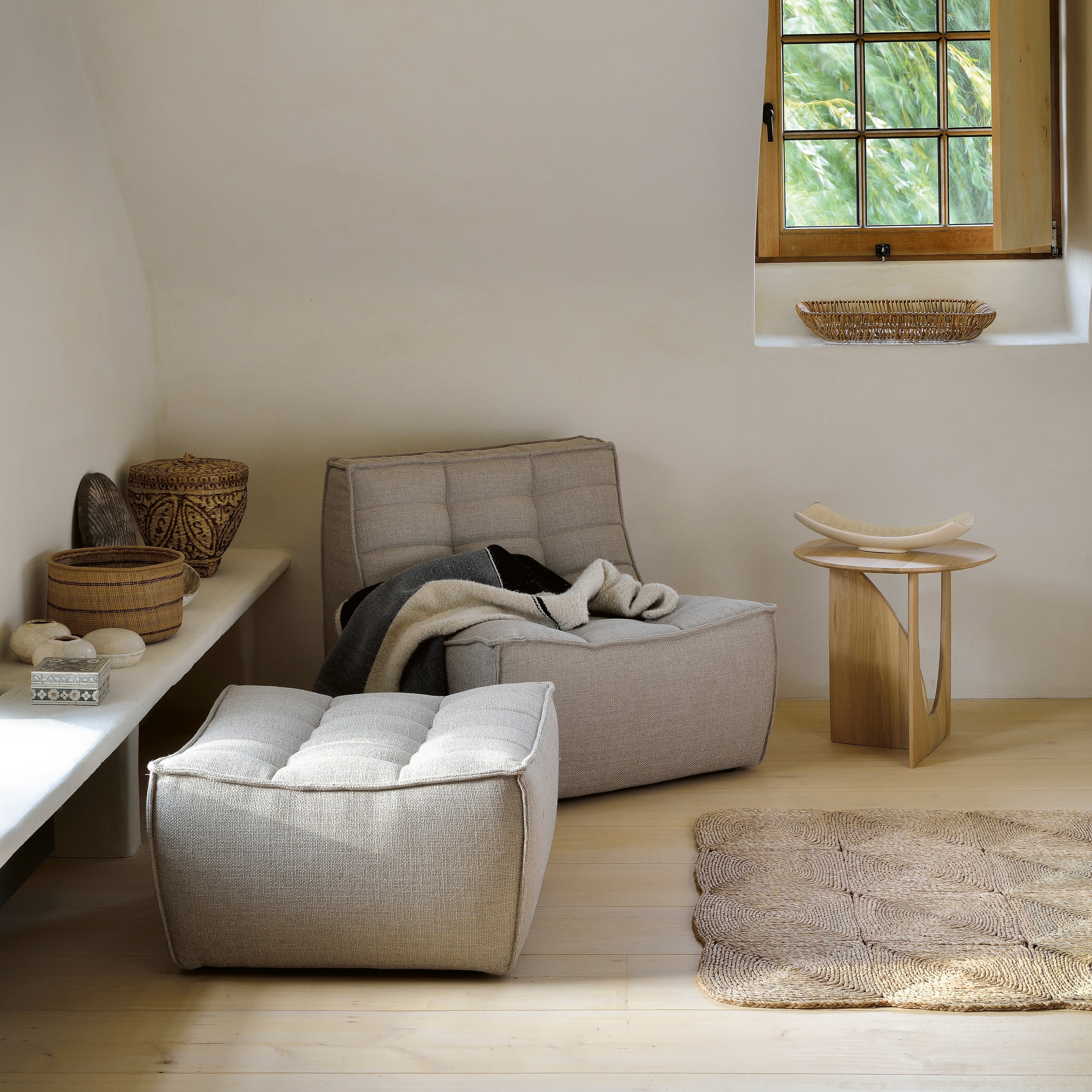 Ethnicraft Mikado Tisch und Bok Stühle aus geölter Eiche in hellem Tageslicht, minimalistisches Interieur mit natürlicher Wärme
