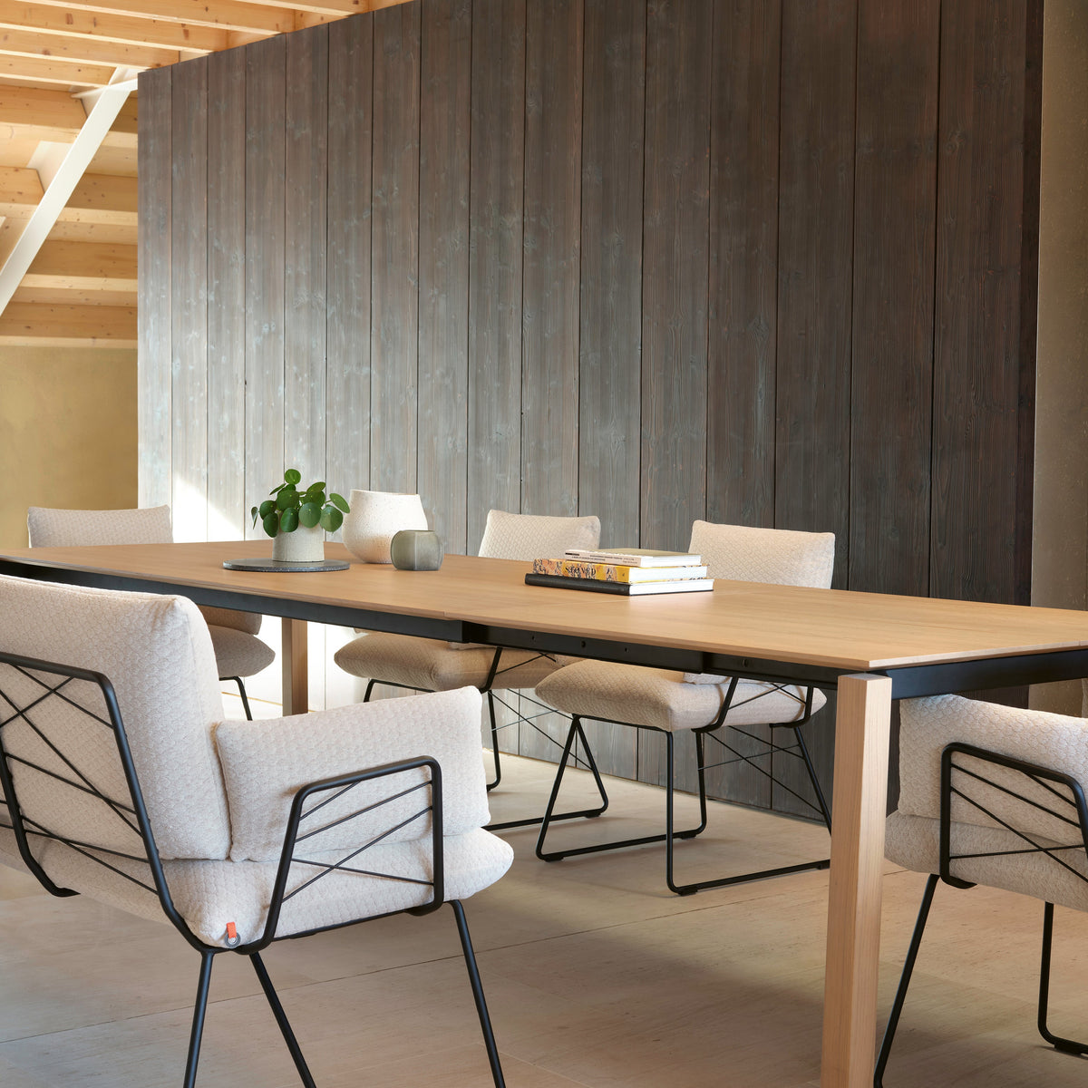 Mobitec Float table - Modern dining table with style | Homestorys