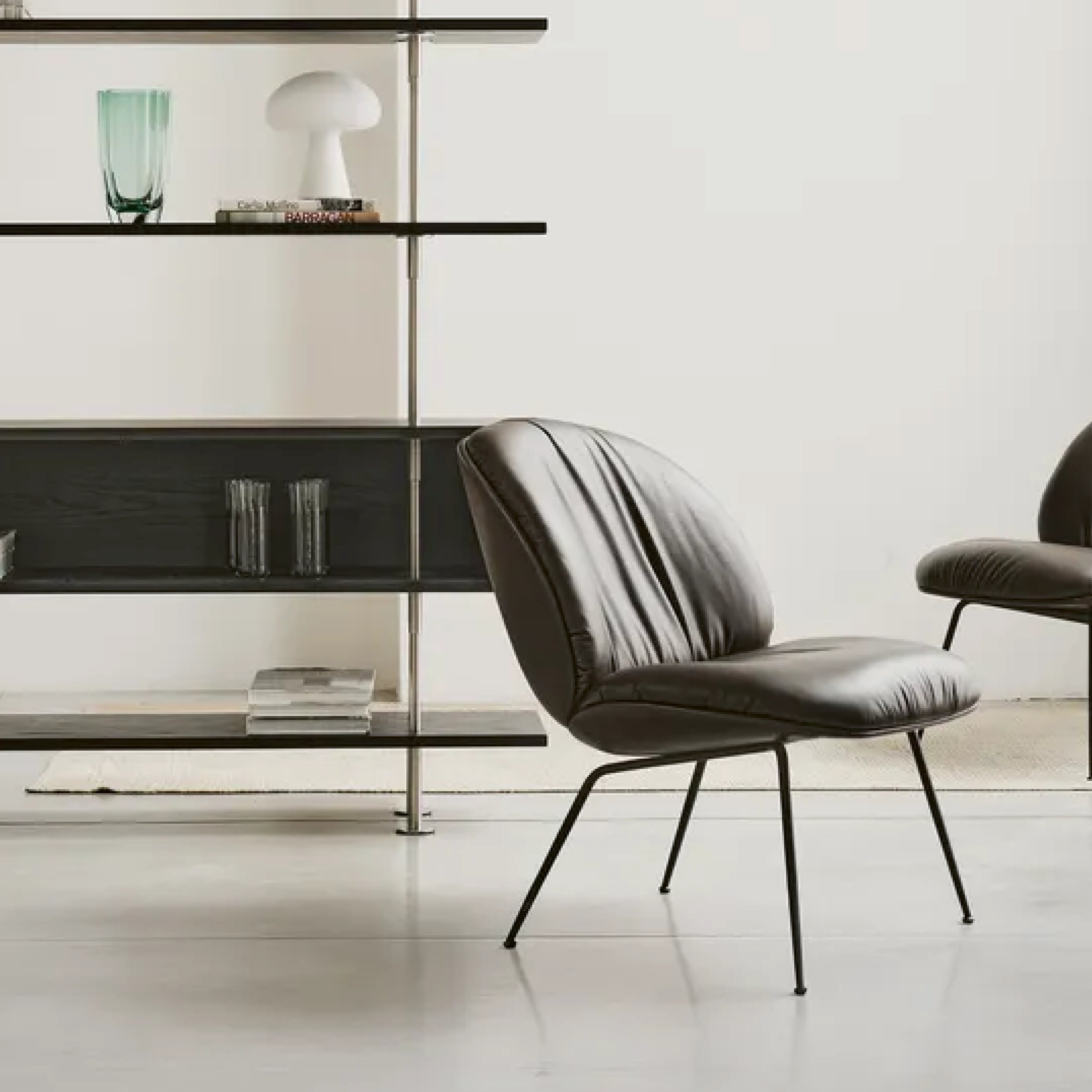 GUBI Design Möbel mit Ledersessel und offenem Regal im zeitlosen skandinavischen Interieur