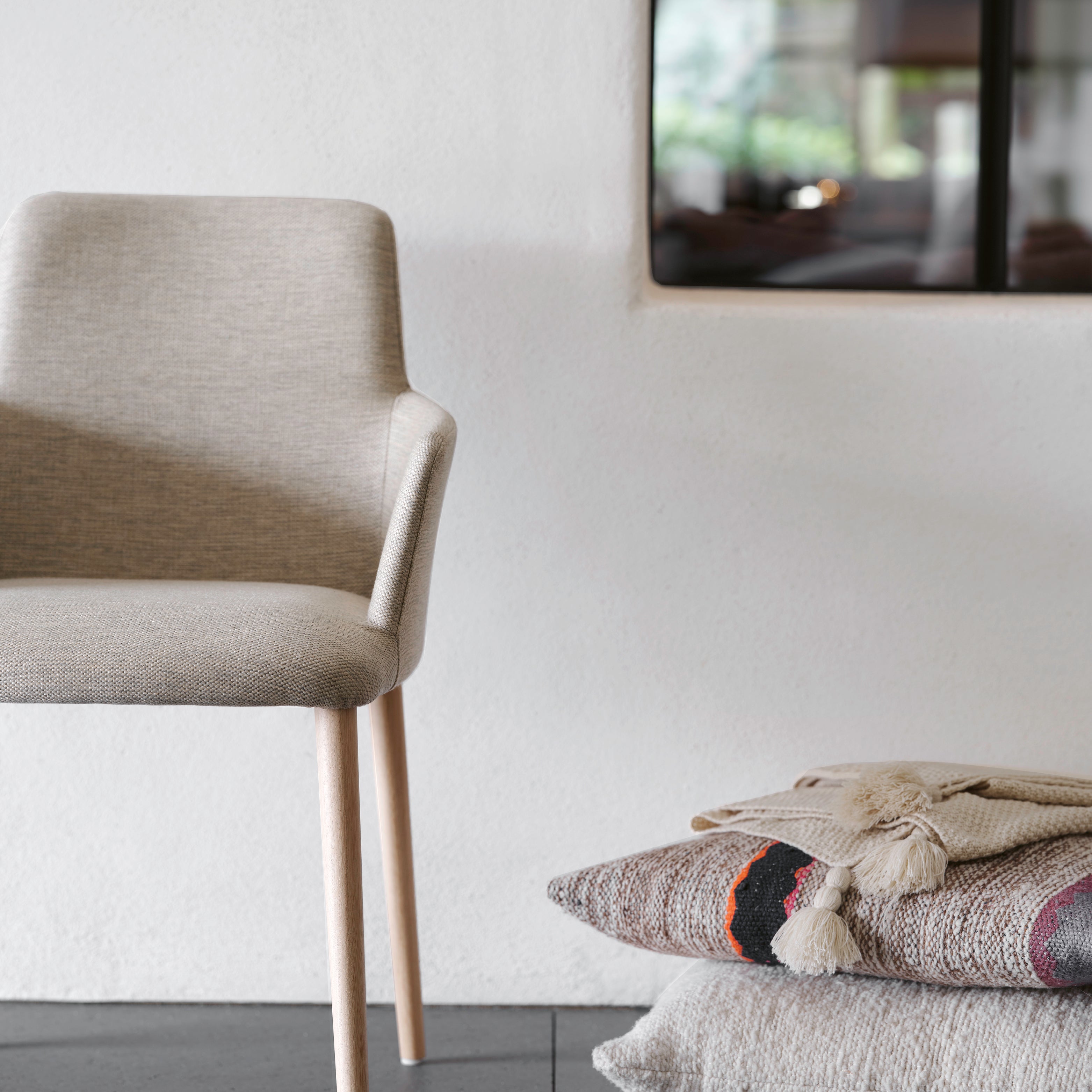 Rob Stuhl von Mobitec gepolstert in neutralem Stoff, mit skandinavisch inspiriertem Design und klarer Linienführung.