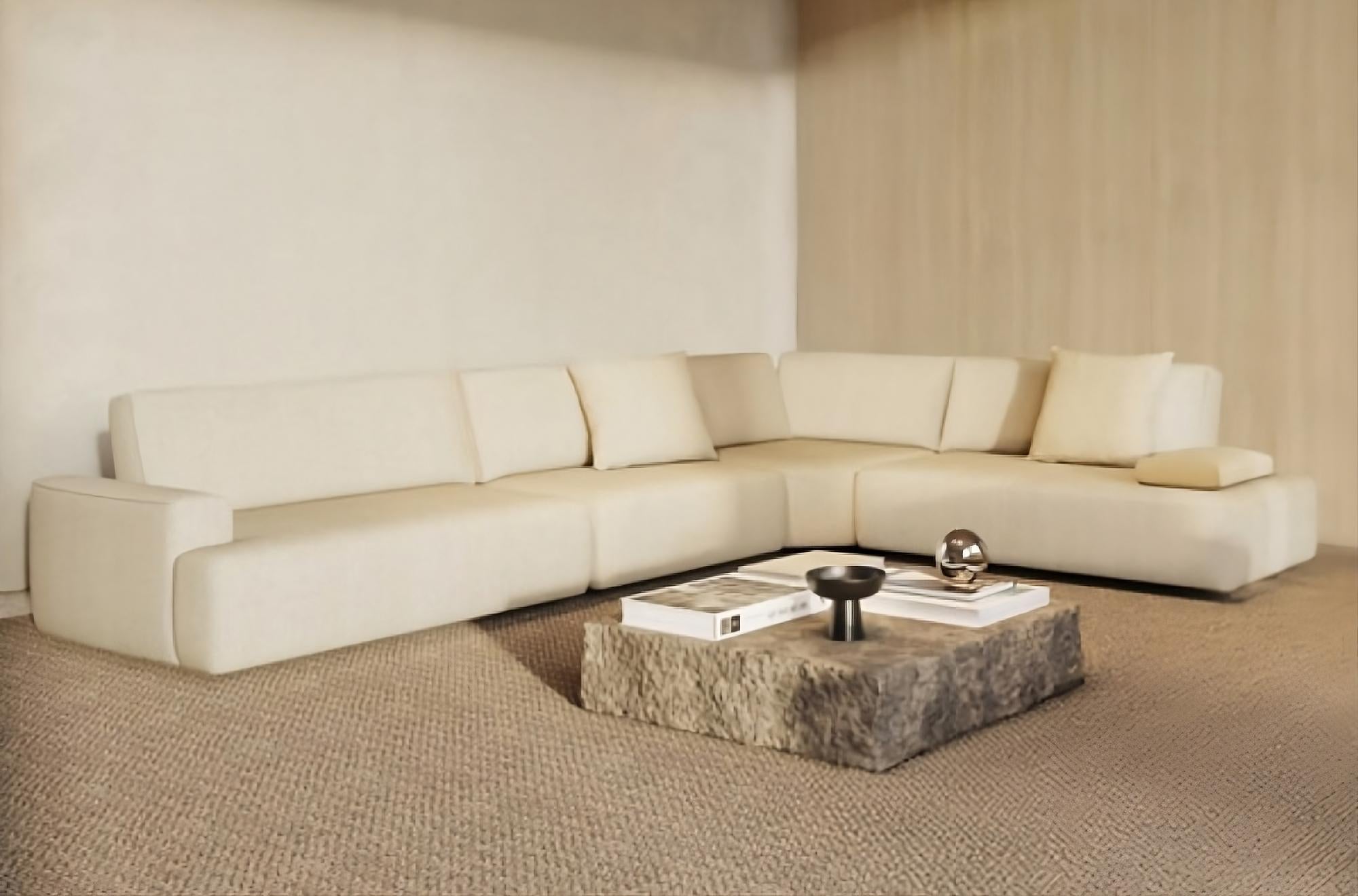 Escapade-Sofa von ROM in Beige mit modernem Couchtisch.