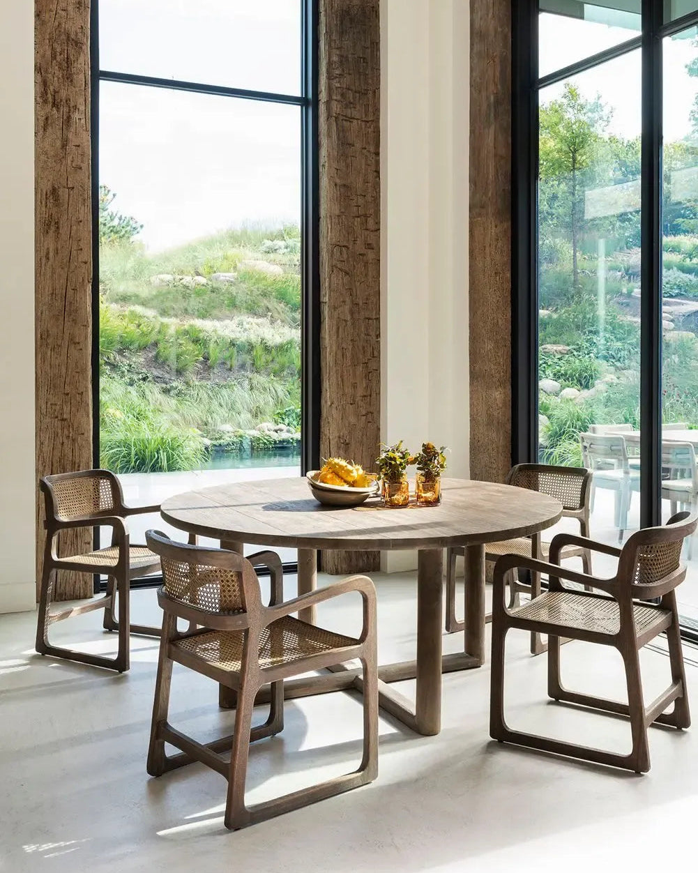 JUSTIN dining table - round by Gommaire | Homestorys