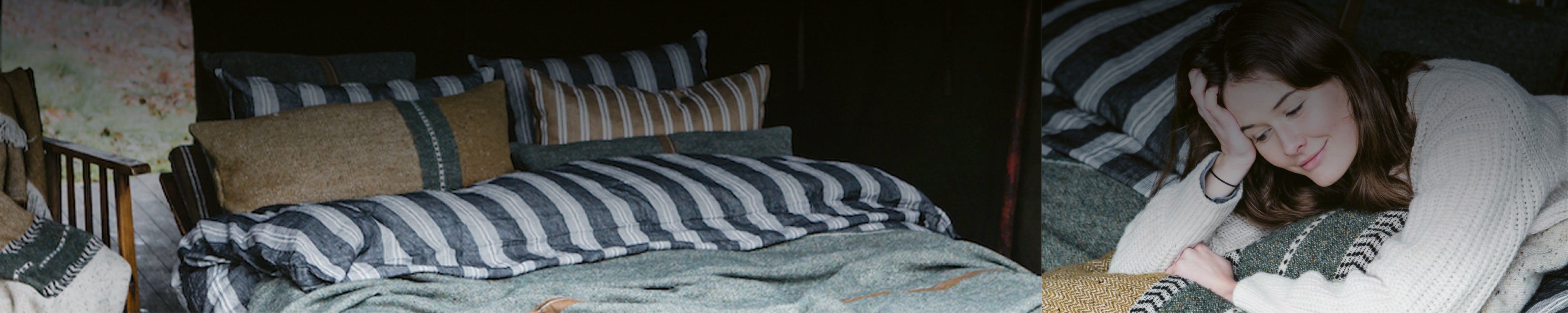 Hochwertige Bettwäsche mit Streifenmuster in natürlichen Farben auf einem Bett in ruhiger, warmer Schlafzimmereinrichtung. Frau liegt entspannt auf einem Bett mit hochwertiger, gestreifter Bettwäsche in warmen Naturfarben