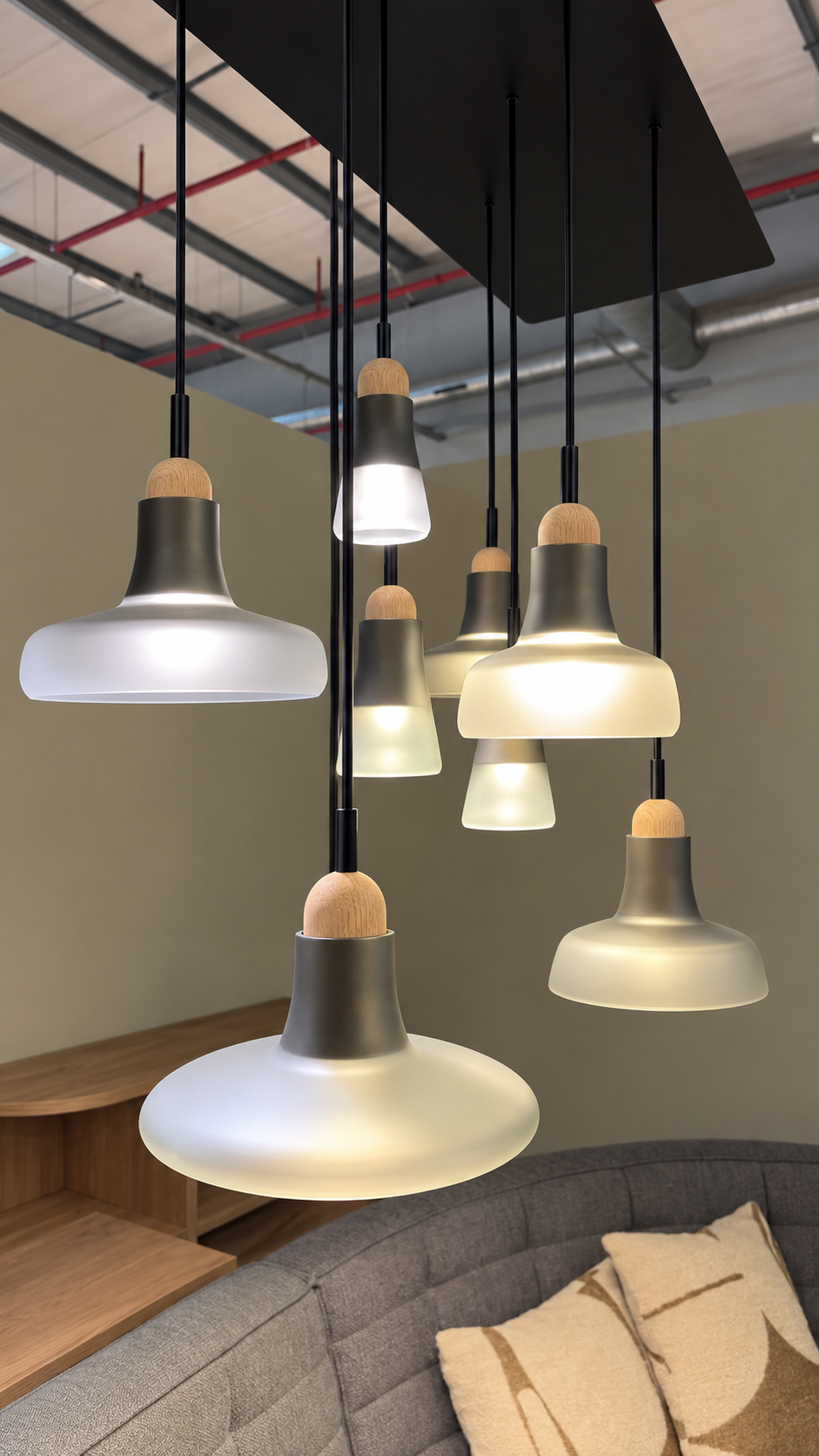 La suspension Brokis SHADOWS L avec verre gris fumé et chêne clair, vue en détail