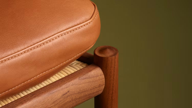 Nahaufnahme von Stuhl mit Lederkissen in Cognac Farbe von  Carl Hansen & Søn