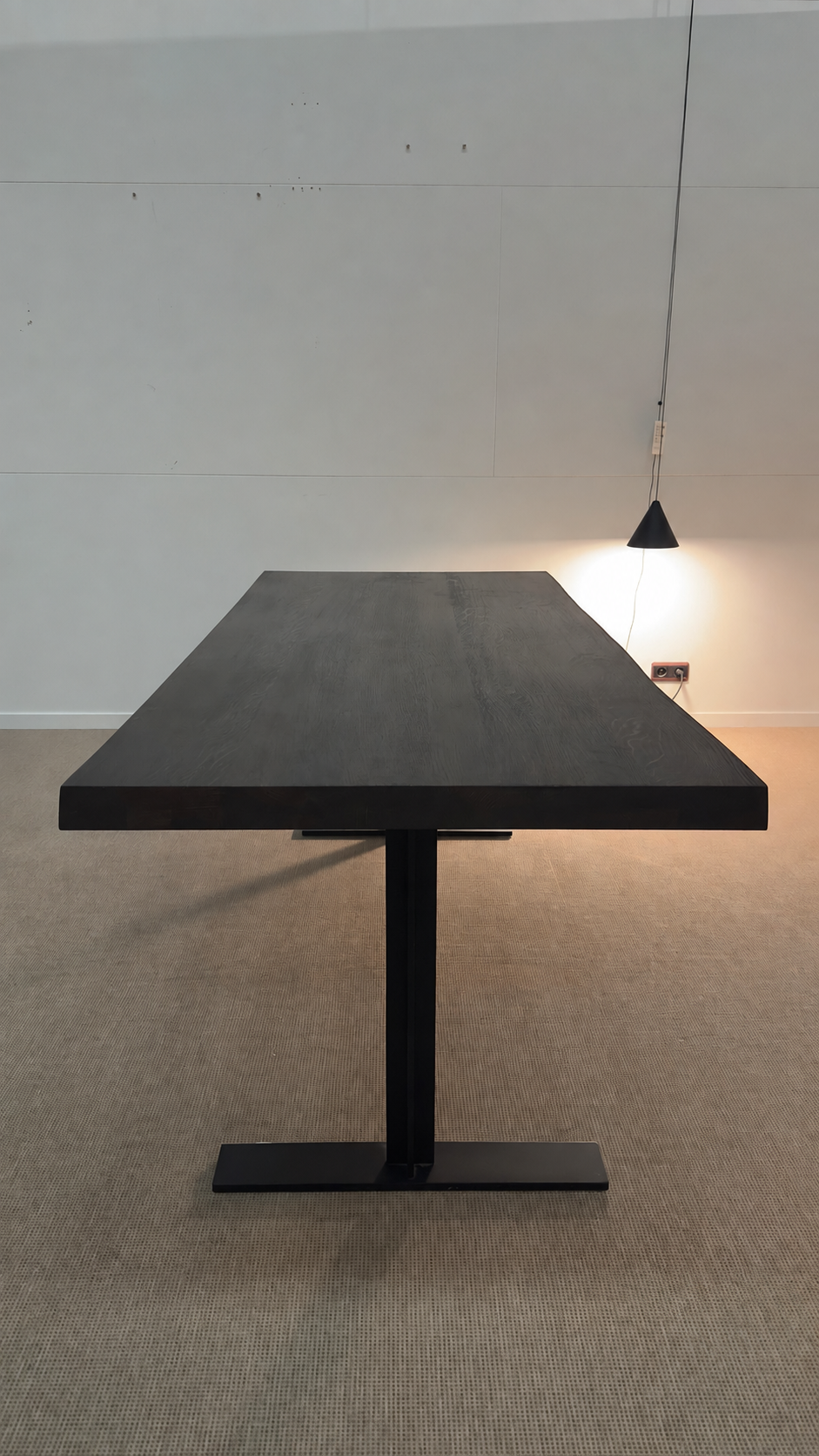Michel Denolf LARRY : table de salle à manger en bois de châtaignier brûlé, pièce d'exposition