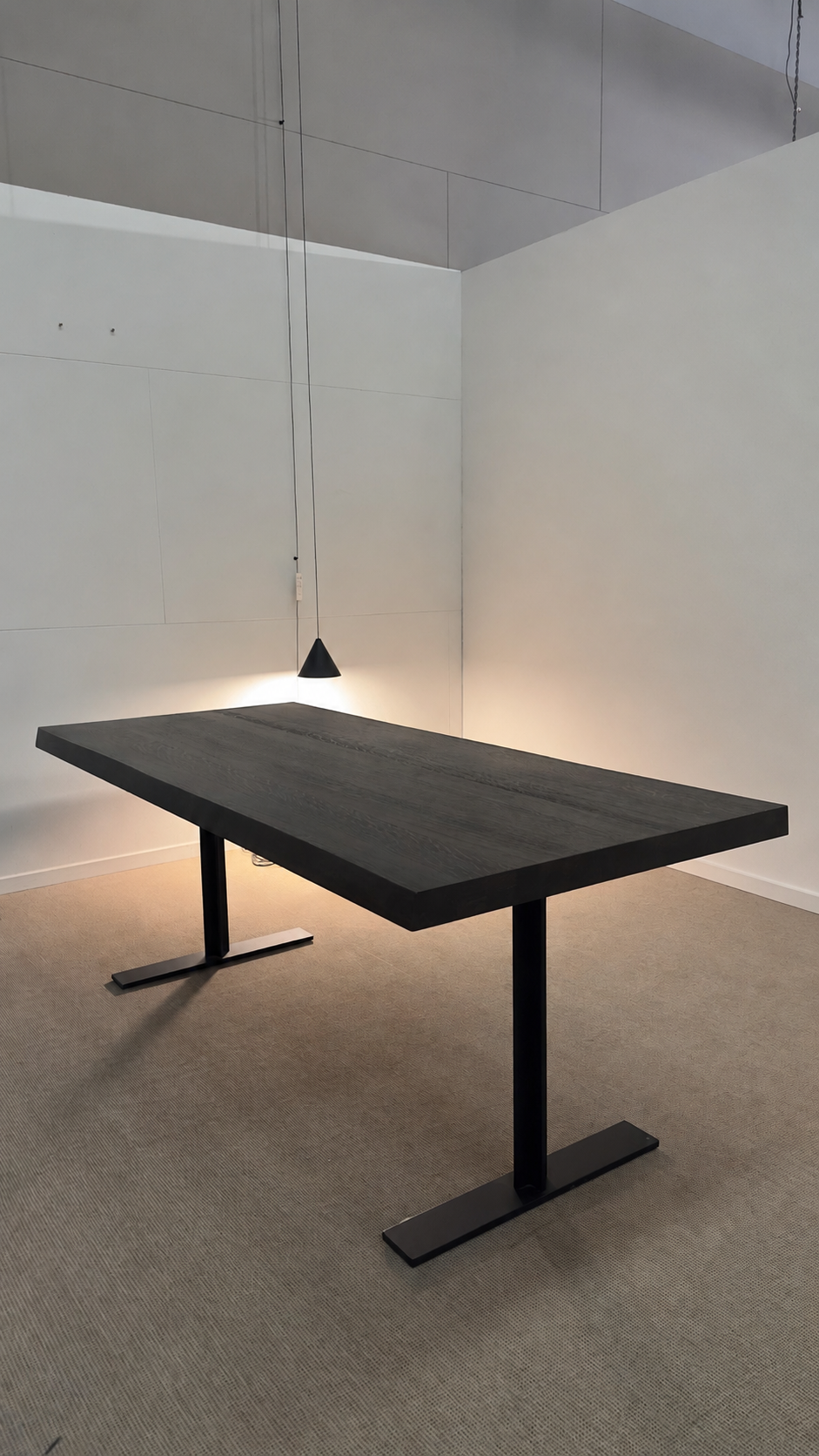 Table à manger Michel Denolf LARRY avec plateau en bois de châtaignier brûlé