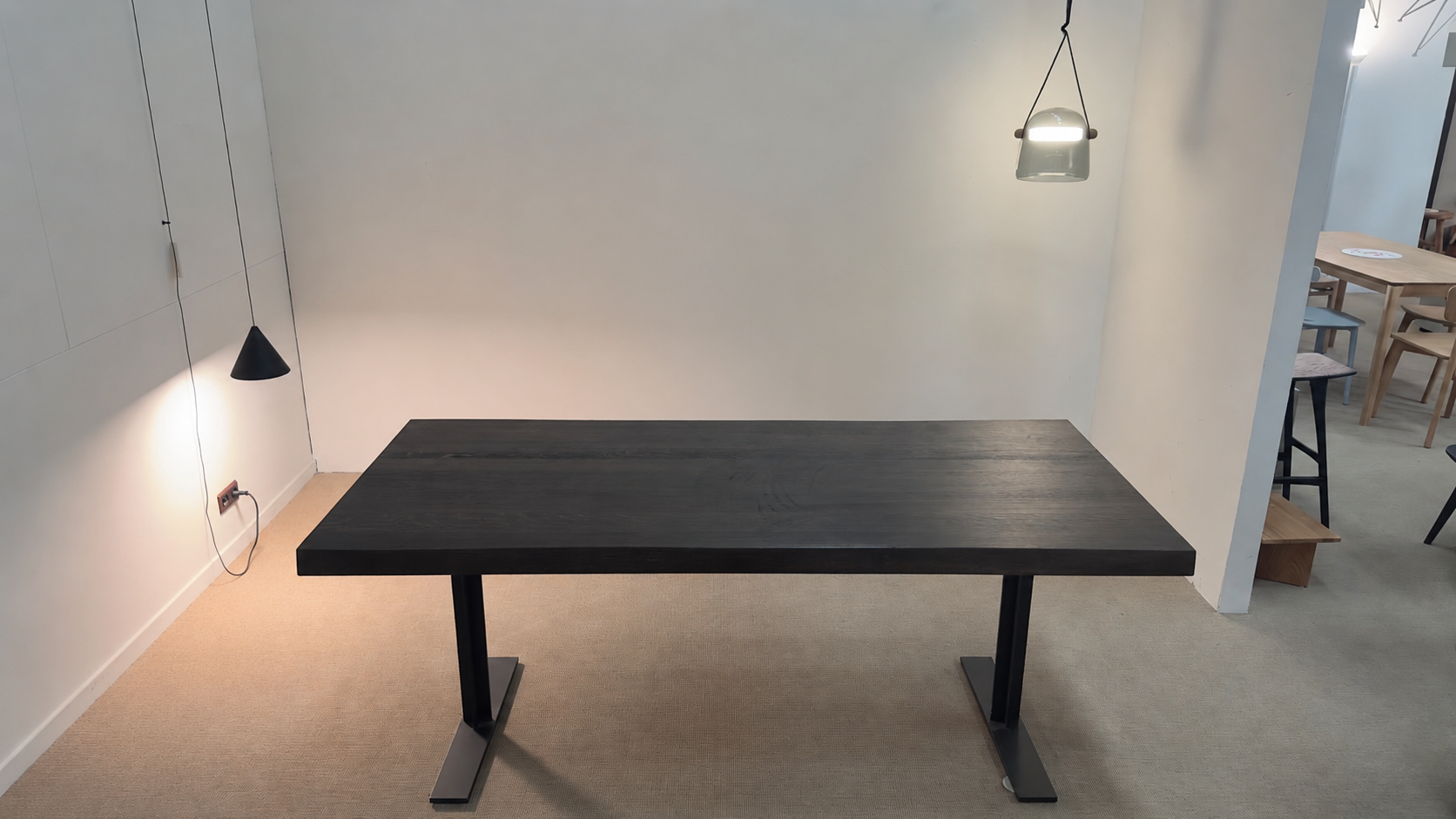Table de salle à manger LARRY de Michel Denolf, en bois de châtaignier brûlé, dans la salle à manger