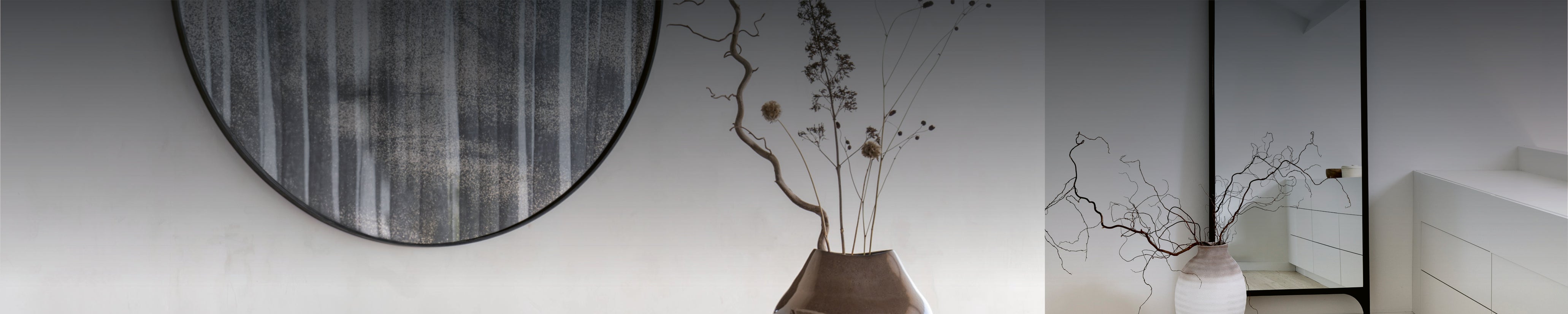 Design Spiegel im Wohnraum mit rundem Wandspiegel und Standspiegel, reduziertes Ambiente mit Vase