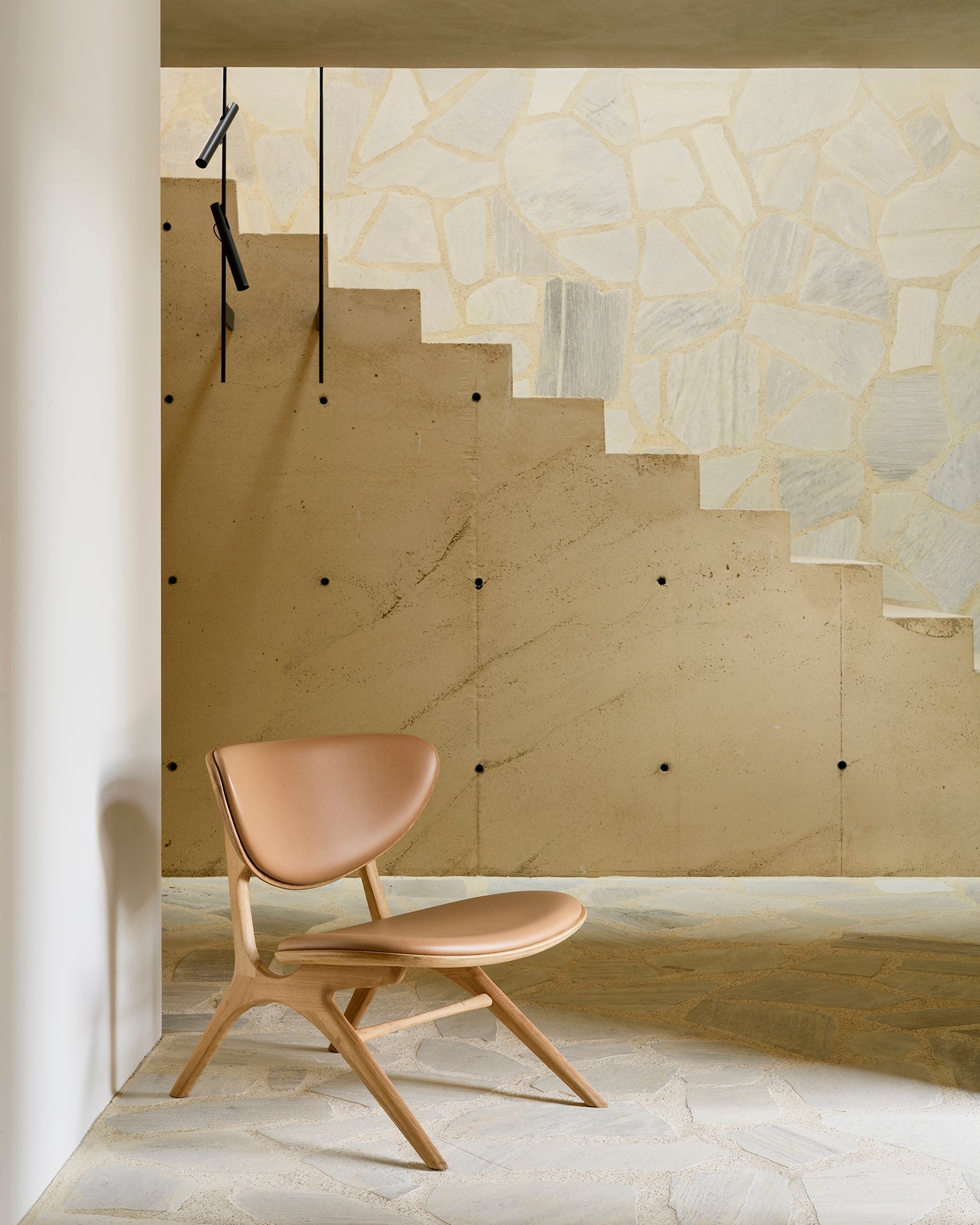 Ethnicraft EYE Sessel mit einer Leder in Sienna Polsterung im Empfangsbereich mit Holzboden