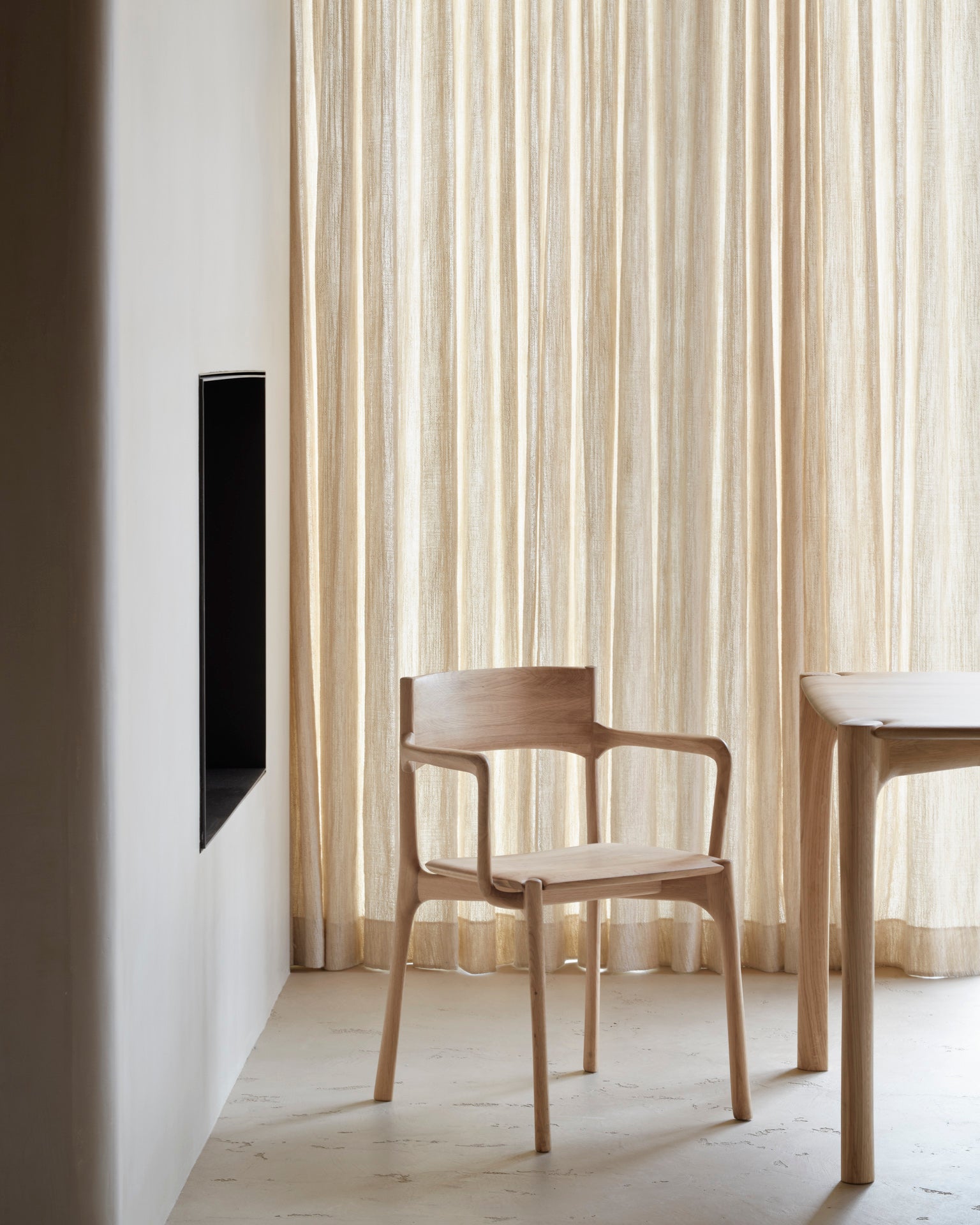 Chaise PI Ethnicraft en Chêne dans une salle à manger moderne