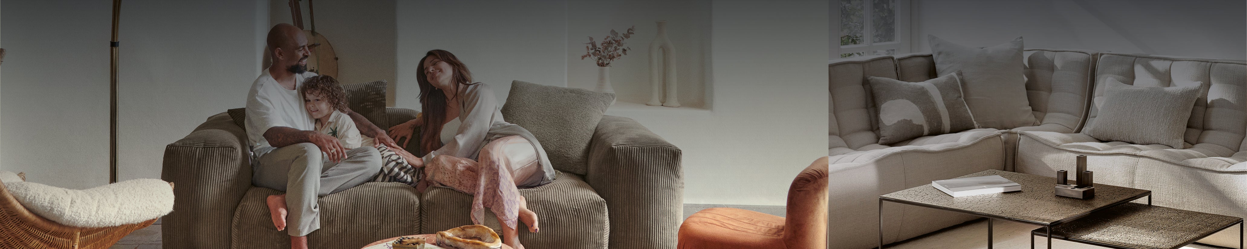 Weitwinkelansicht eines Wohnzimmers mit hellem Ethnicraft N701 Sofa und einer glücklichen Familie auf einem Cord Vetsak Sofa – alle Sofas in einer warmen, lebendigen Familienszene.