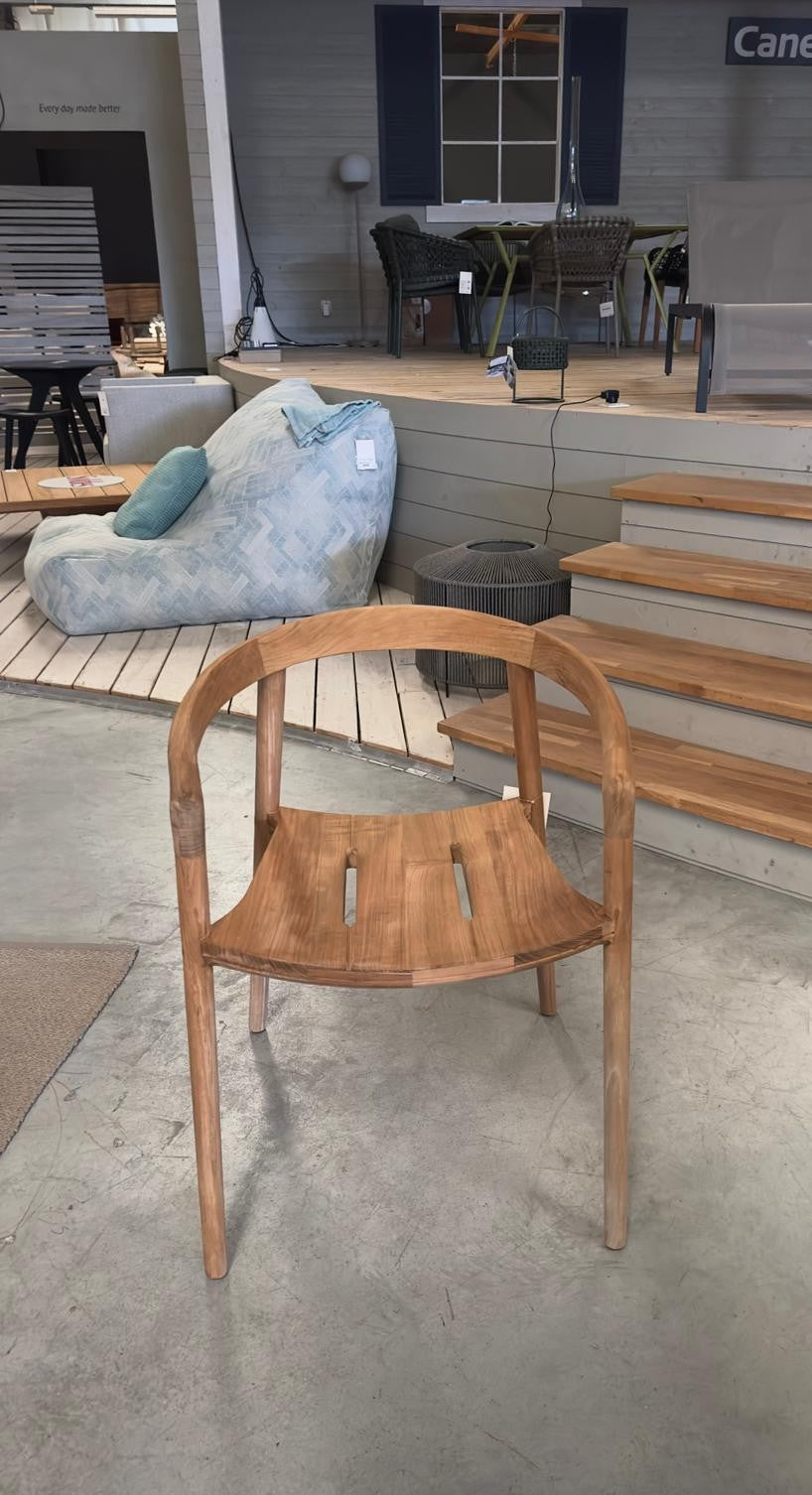 Chaise à accoudoirs Manutti SOLID en teck HFTK, conçue comme Chaise de jardin pour l'extérieur