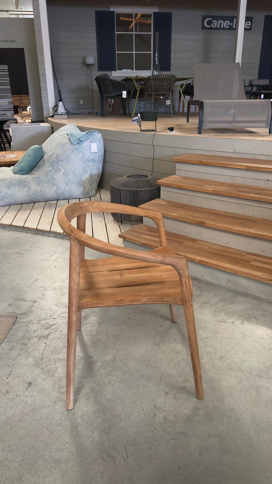 Chaise à accoudoirs Manutti SOLID en teck HFTK, modèle d'exposition