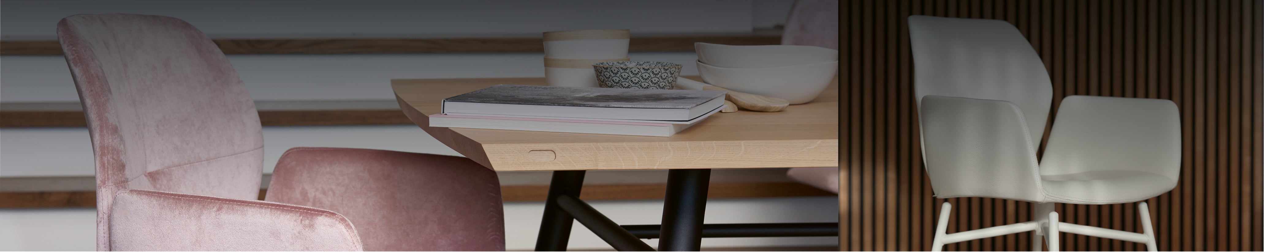 Zwei verschiedene Mobitec Mood-Stühle in Rosa und Weiß – einer am Esstisch, einer vor Holzlamellenwand – zeigen die stilistische Vielfalt der Kollektion.