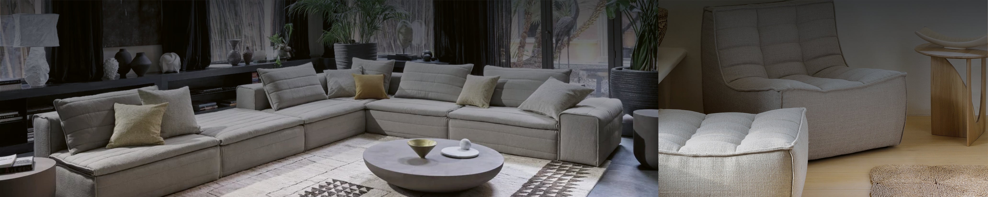 Großes modulares Sofa in modernem Wohnzimmer – graue Polster, flexible Elemente & wohnliches Ambiente.