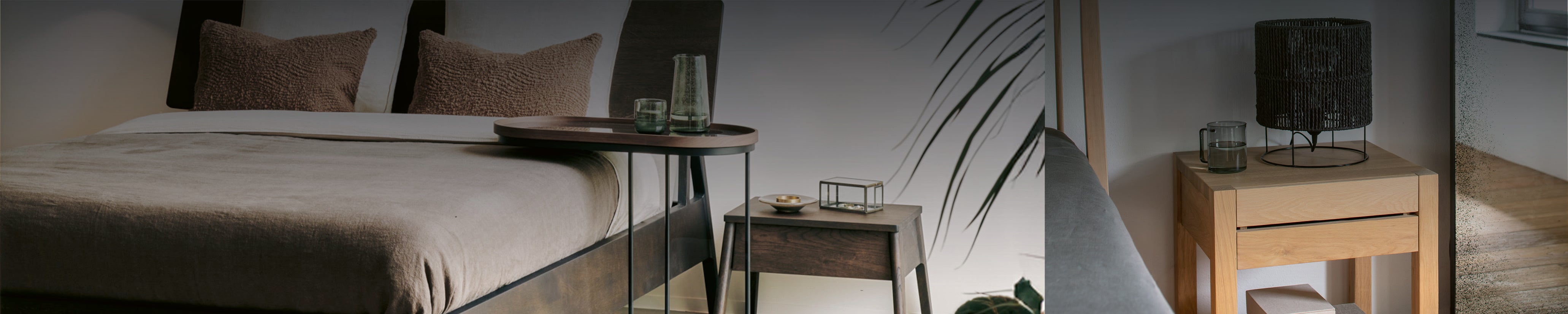 Schlafzimmer mit Holzbett, Nachttisch und weichen Textilien in heller, entspannter Atmosphäre