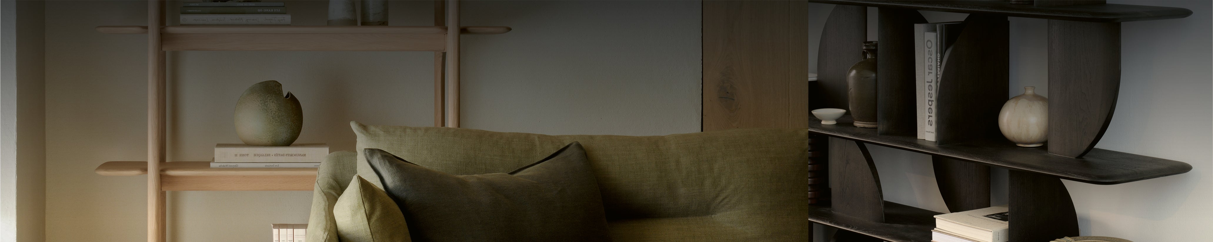 Design Regale aus hellem und dunklem Holz mit offenen Ablagen für stilvolle Wohnräume