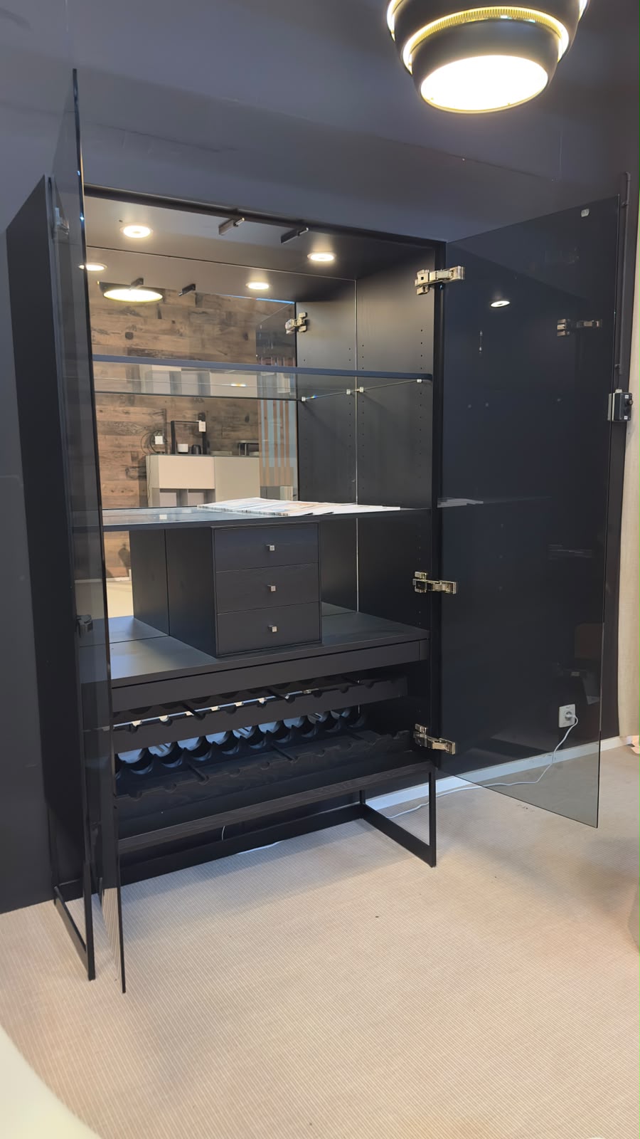 Scholtissek ALLESKÖNNER Schrank mit Massivholz und Spiegel im Interieur