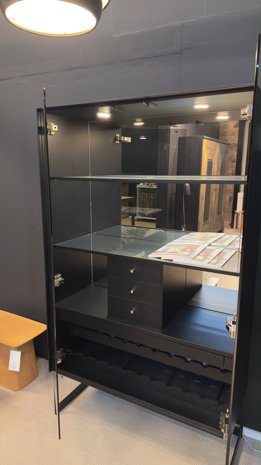 ALLESKÖNNER Schrank als hoher Vitrinenschrank im Wohnraum