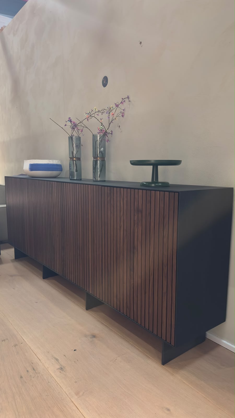 La commode Rodam TAKARA avec façade en noyer « Split » huilé noir, vu en détail