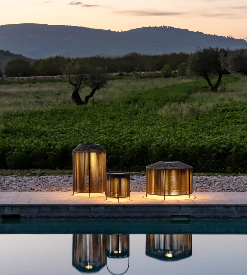 Vincent Sheppard MORA Outdoor Lampen Set in Fossil Grey im Garten
