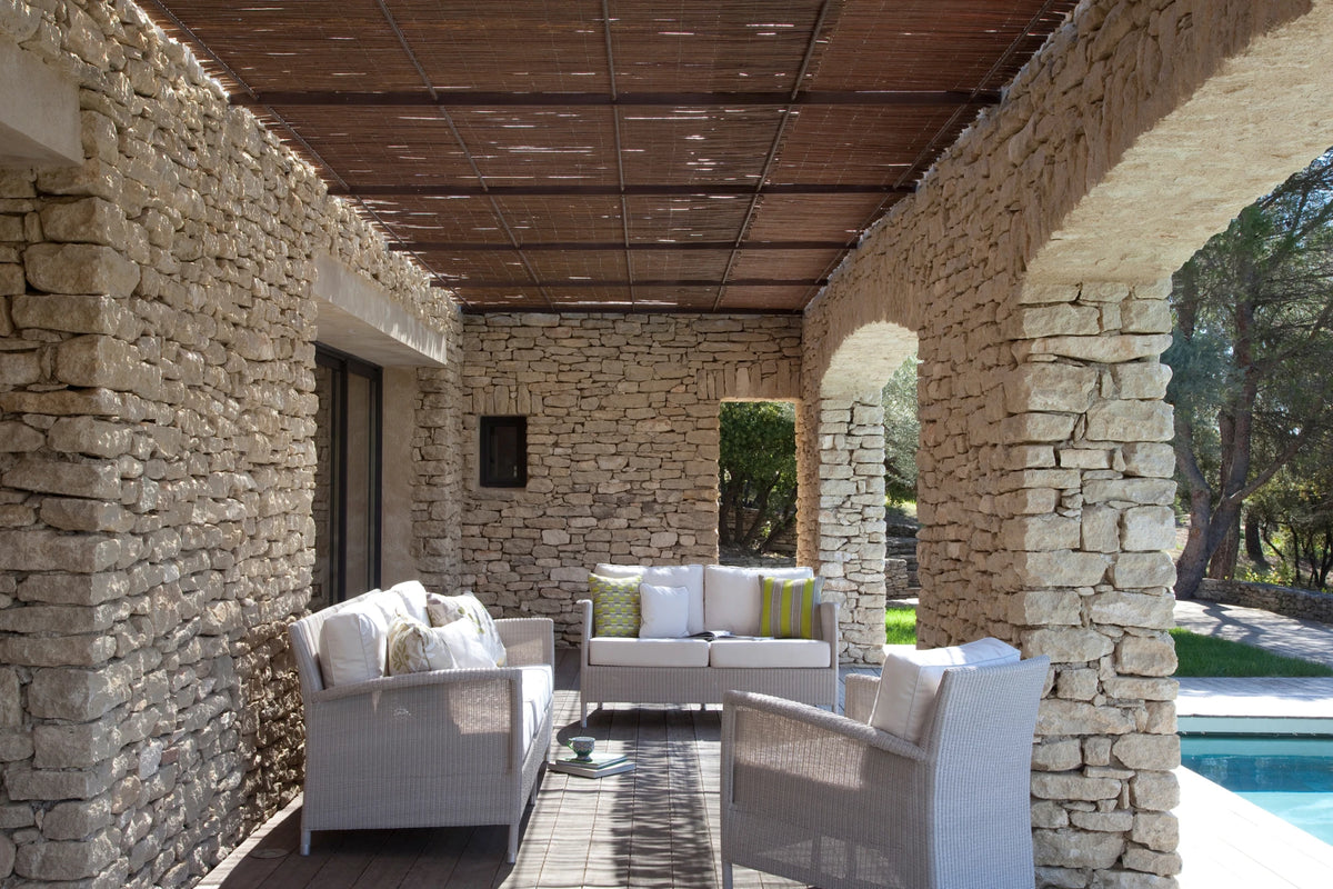 Fauteuil de jardin SAFI de Vincent Sheppard avec coussins en toile sur une terrasse moderne