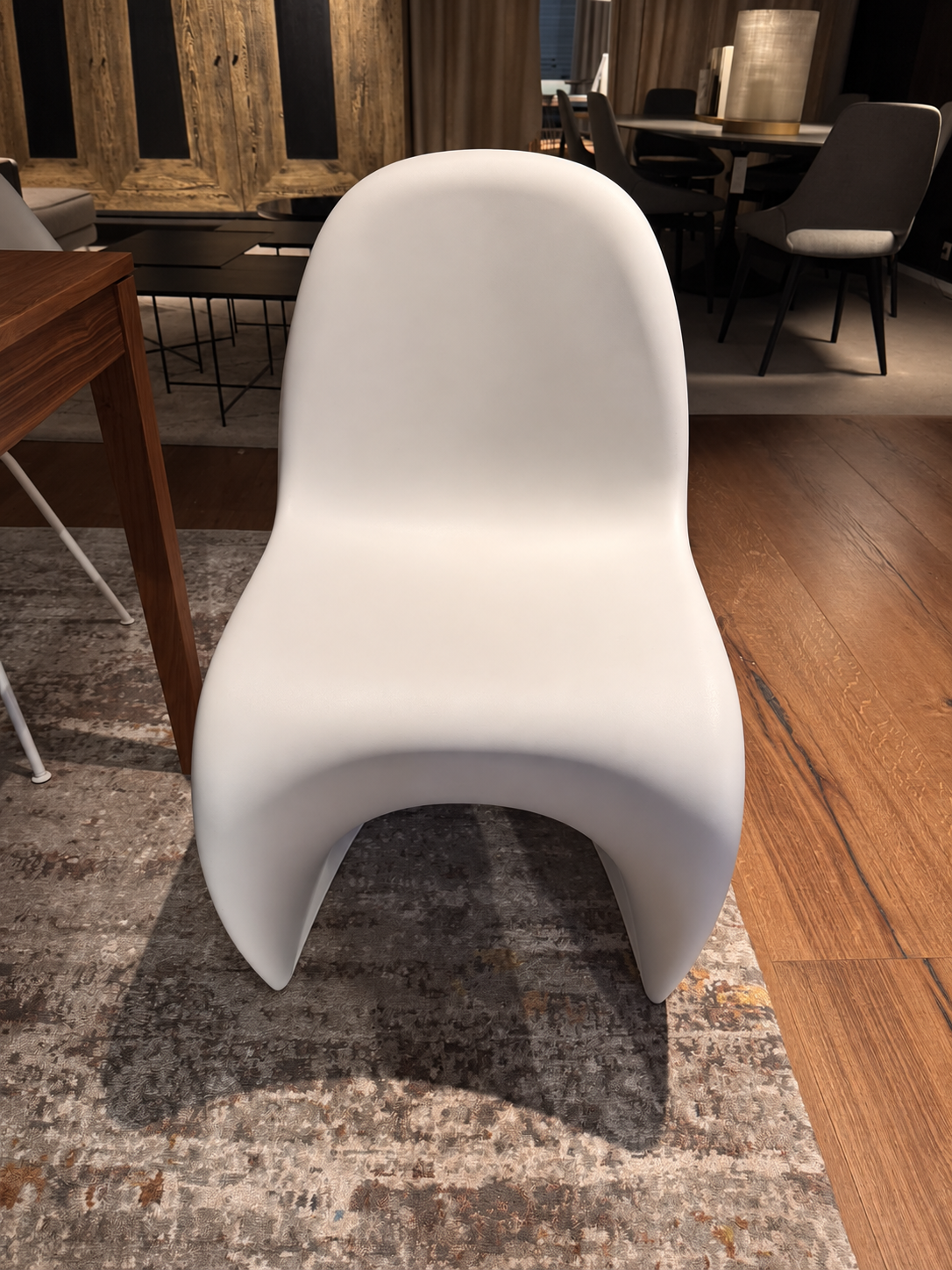 Vitra PANTON Stuhl in Weiß als Ausstellungsstück im Showroom
