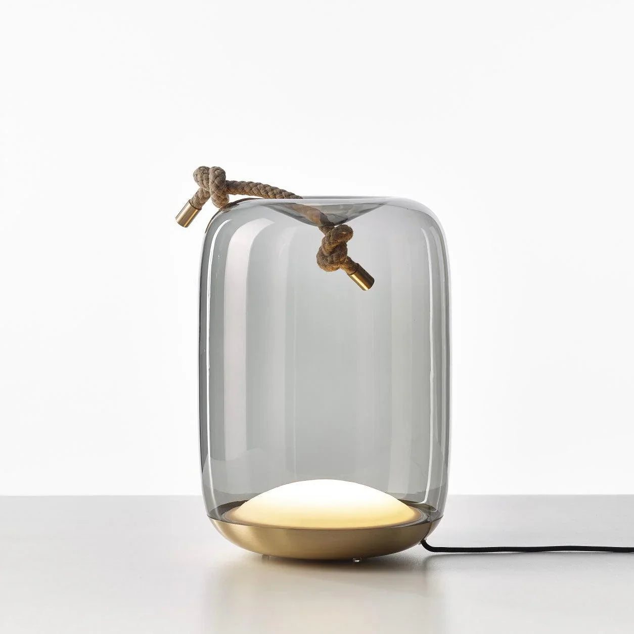Tischleuchte KNOT CLINDRO TABLE von Brokis mit messingfarbenem Sockel – stilvolle Designlampe mit transparentem Glaszylinder und Tauelement