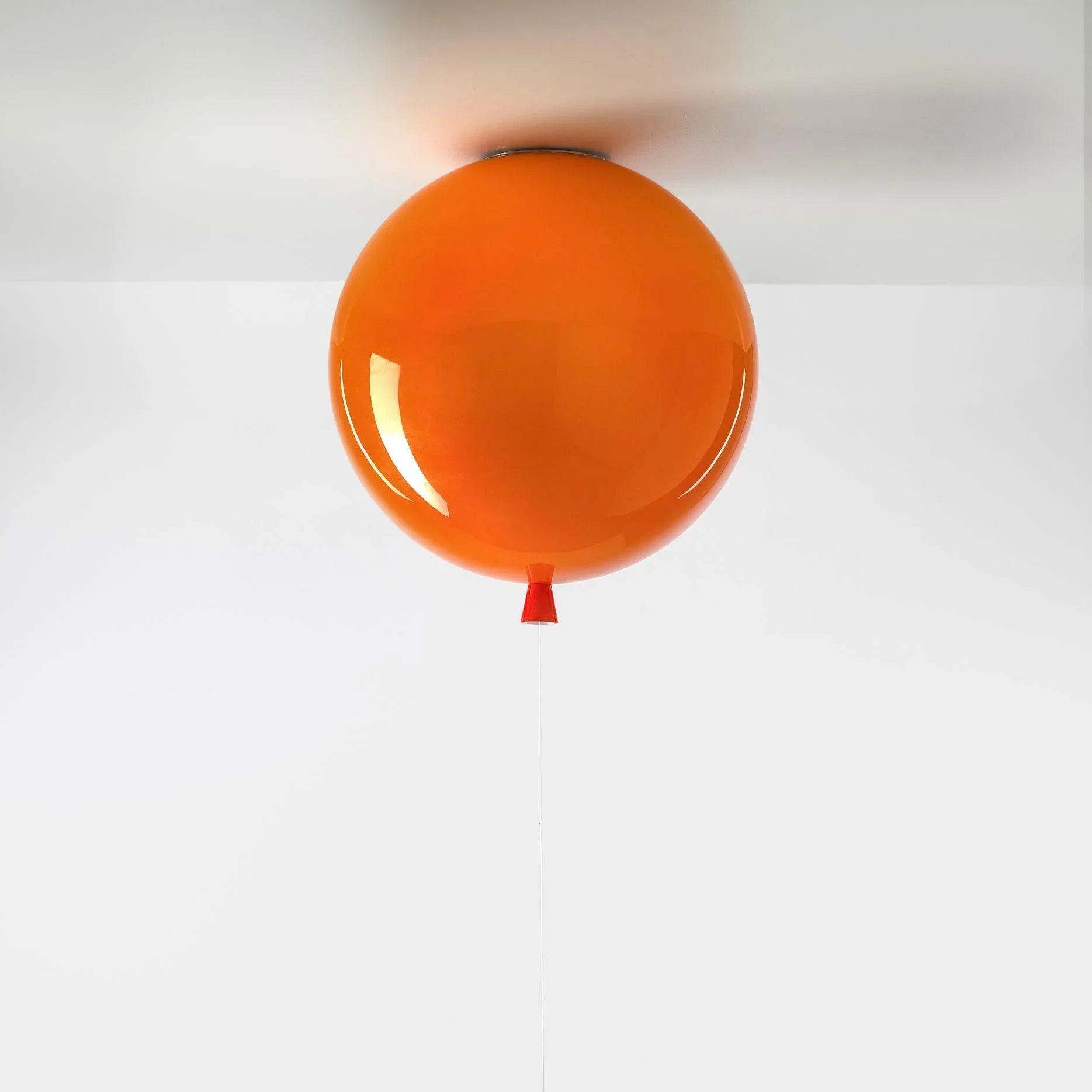 Glänzende Variante der MEMORY CEILING von Brokis in Orange – verspielte Deckenlampe mit klarem Glanz