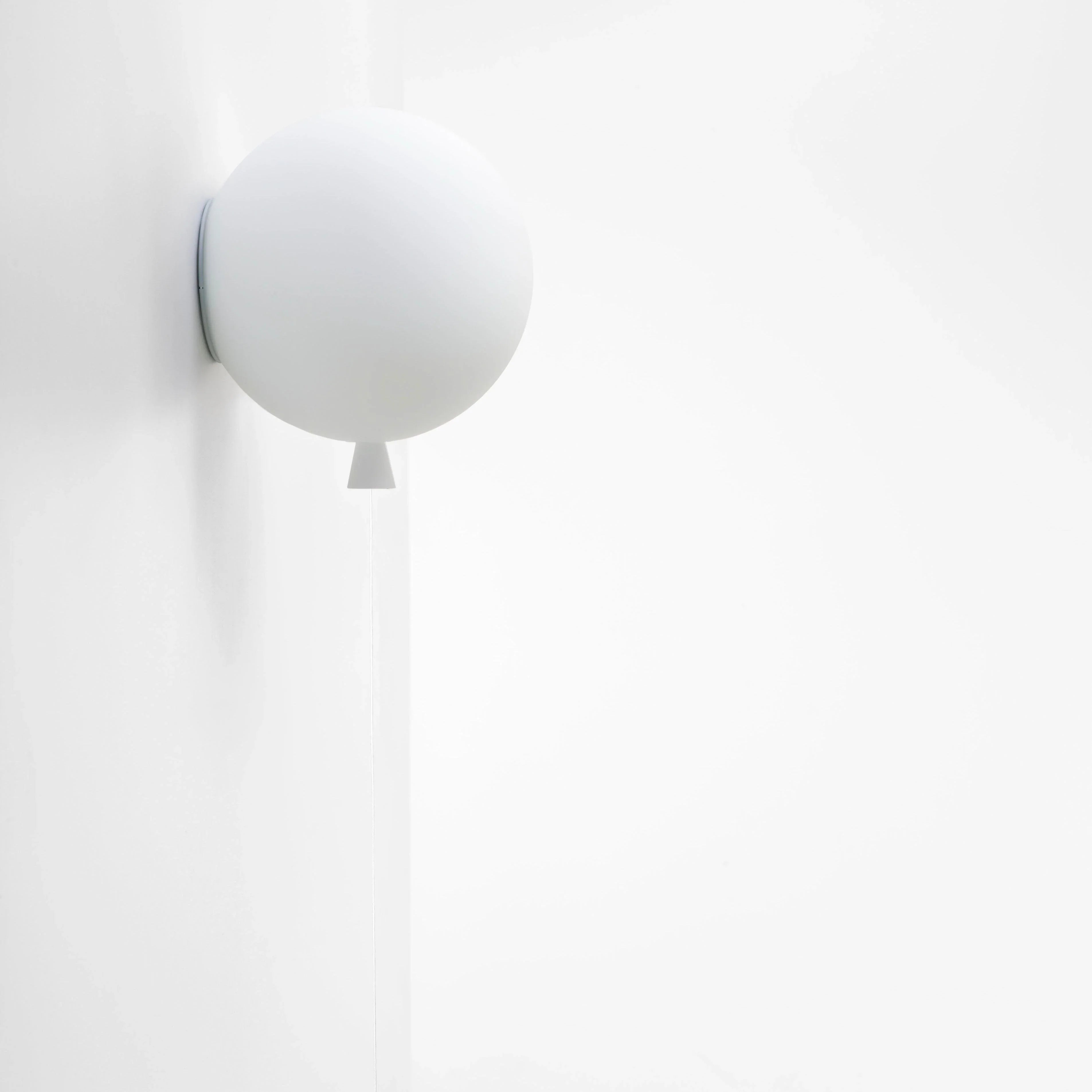 Wandlampe MEMORY WALL von Brokis in Opal matt – verspieltes Design mit matter Glasoberfläche und Zugschnur