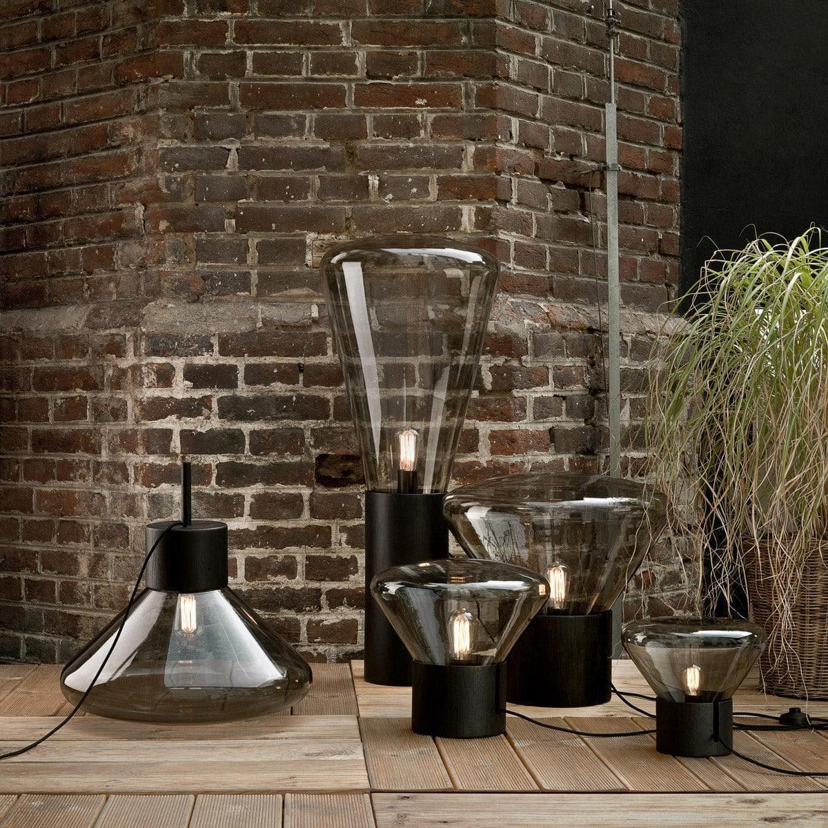 Design-Interior mit Brokis MUFFIN Stehleuchte – harmonisches Zusammenspiel aus Licht, Textur und natürlichen Materialien