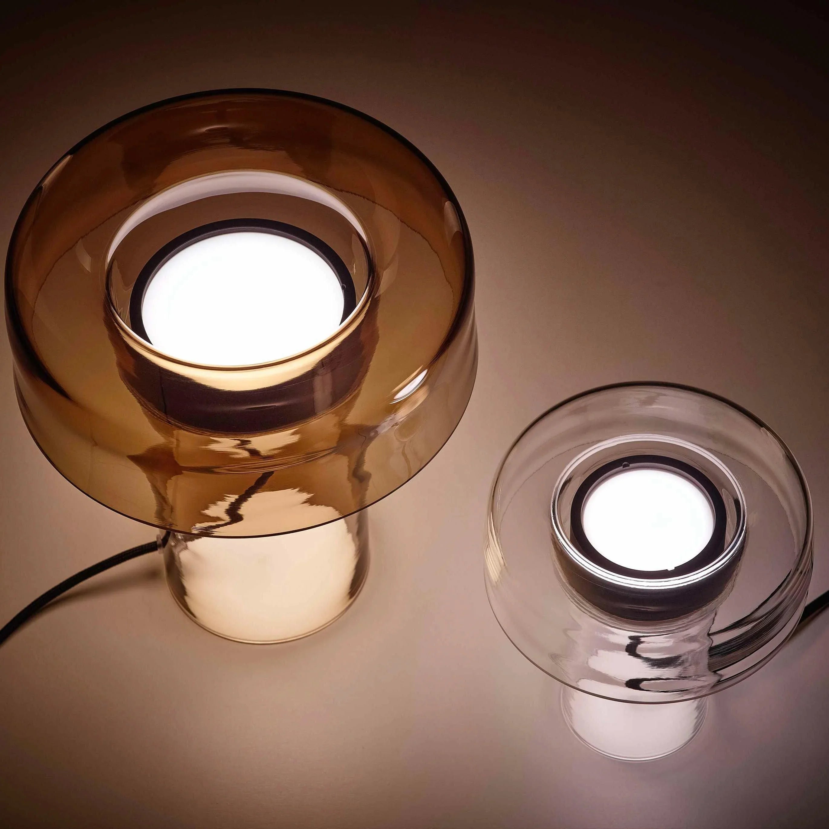 Aufsicht und schräge Perspektive der Brokis SPECTRA Tischleuchten – verschiedene Glaskörper und Body-Finishes im Vergleich