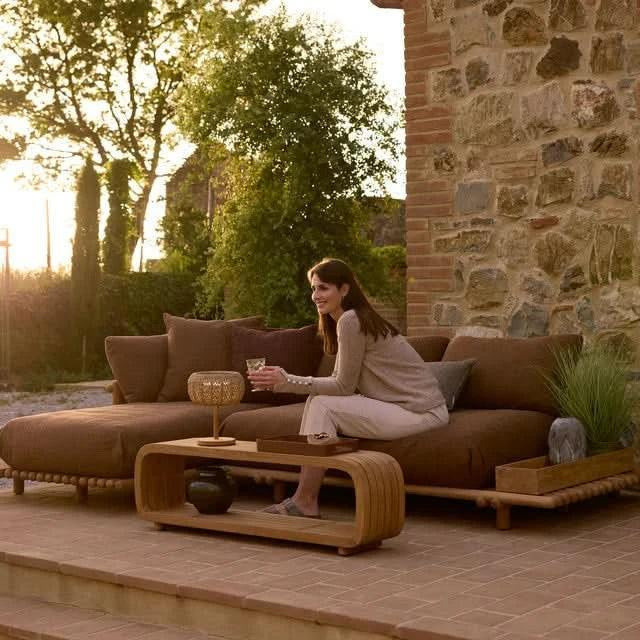 Außenbereich mit STICKS Sofa von Cane-line in Umber Braun – modernes Lounge-Design für Garten oder Terrasse mit Wohlfühlcharakter