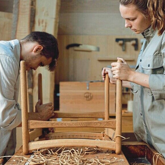Traditionelle Handwerkskunst bei Carl Hansen & Søn: Fertigung eines Massivholzstuhls in der Möbelmanufaktur.