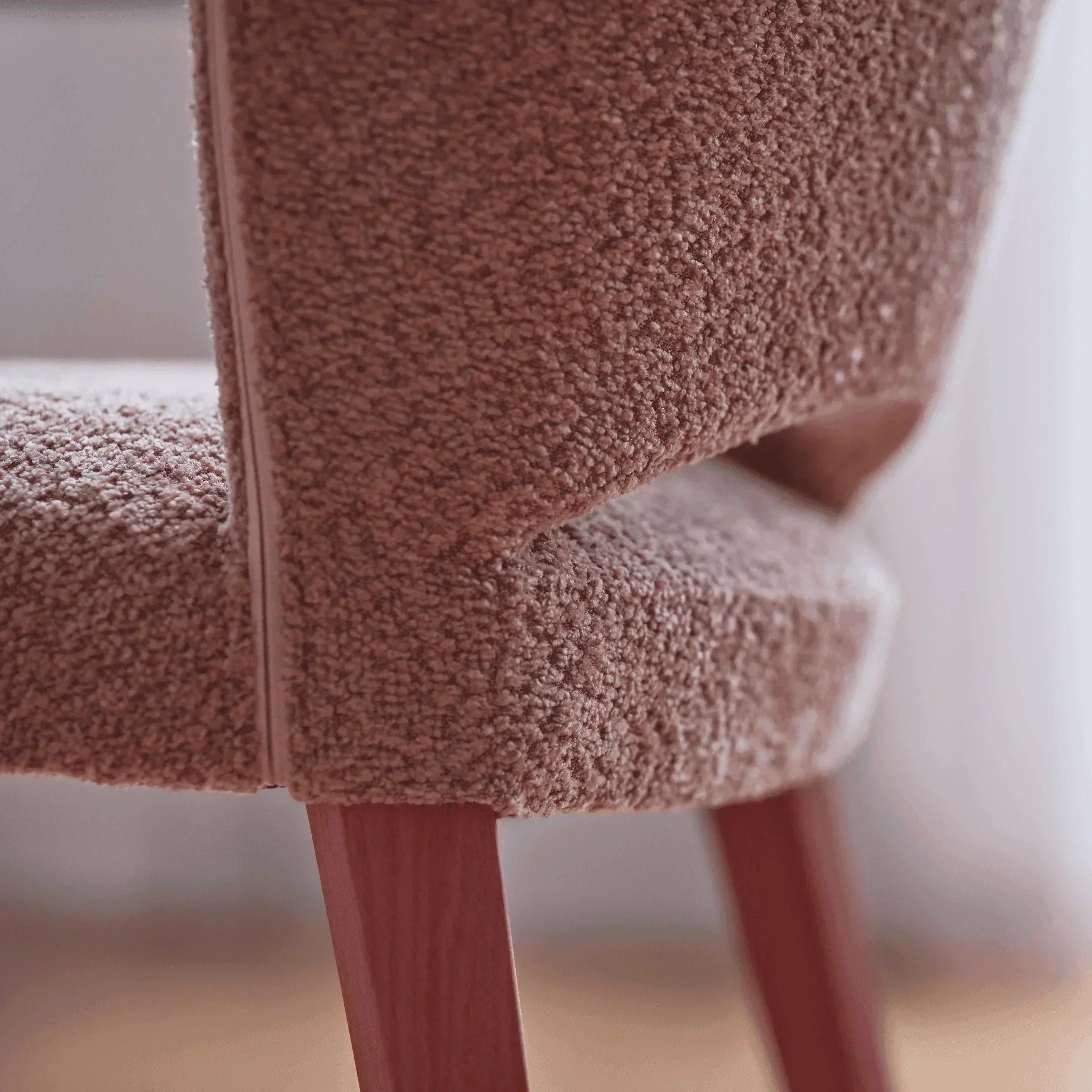 Detailaufnahme der Gestellverbindung des CUORI C0212 – Holzbeine und Stoff in eleganter Kombination