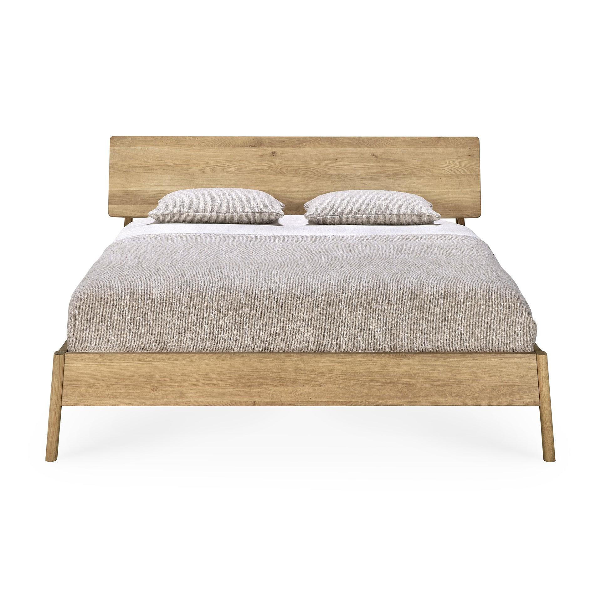 Ethnicraft AIR Bett aus massiver Eiche natur, Größe 160x200 cm – Frontansicht mit schwebendem Look