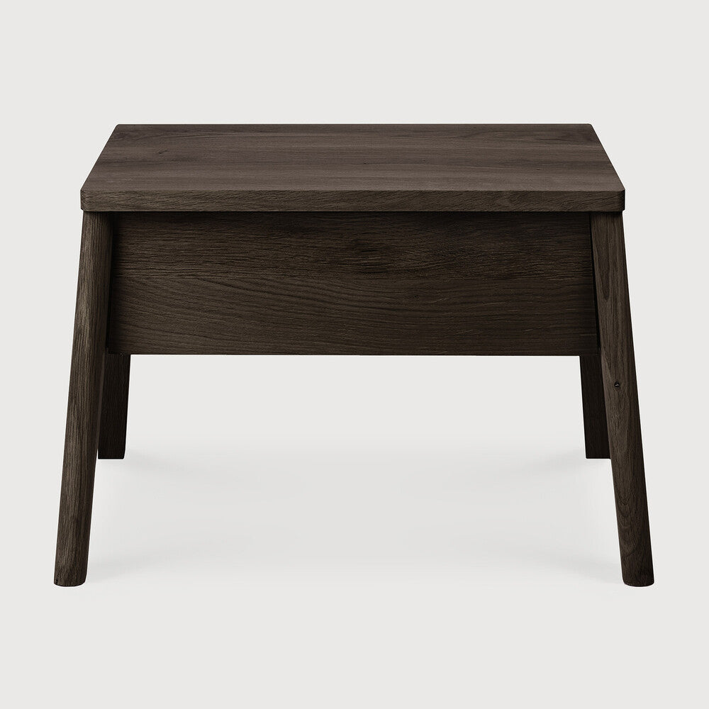 Ethnicraft AIR Nachttisch in dunkelbrauner Eiche – Frontansicht mit einer Schublade im minimalistischen Design