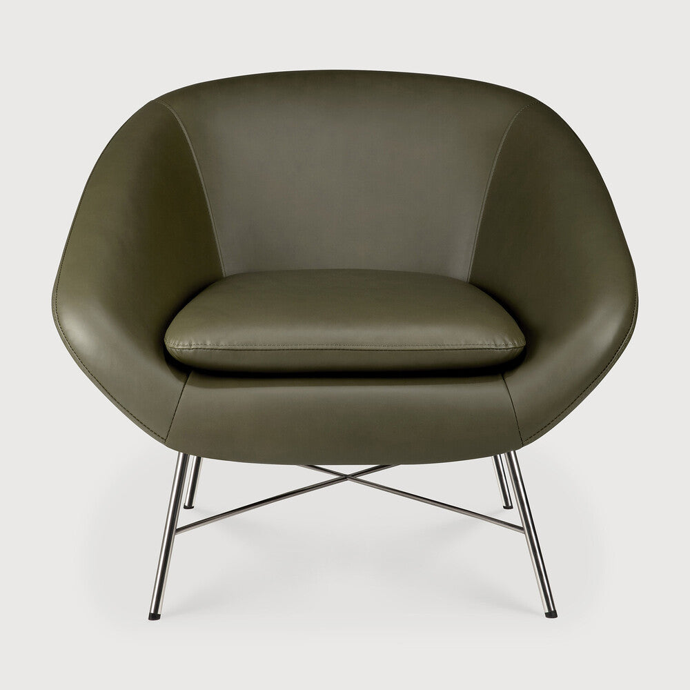 Ethnicraft BARROW Loungesessel mit Green Leder Bezug, gerundeter Sitzschale und schwarzem Metallgestell in Frontansicht.
