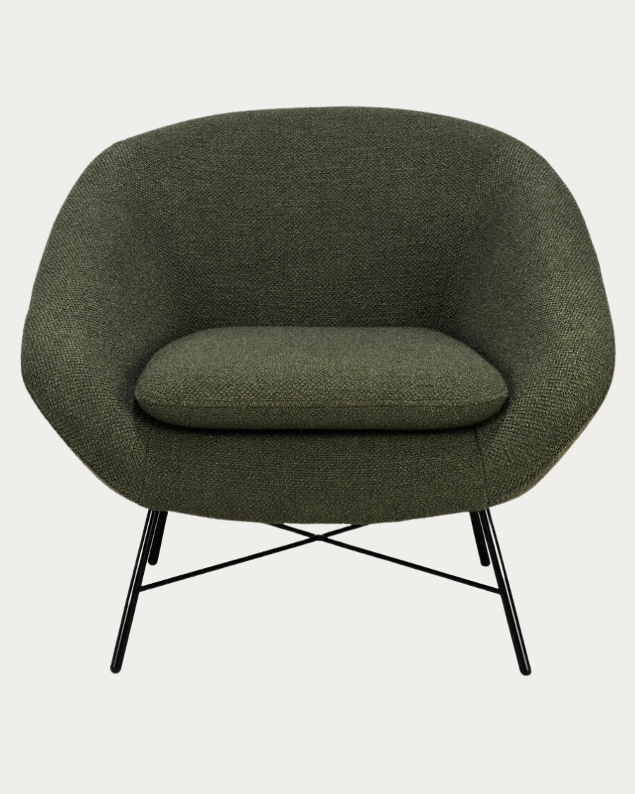 Ethnicraft BARROW Loungesessel mit Pine Green Stoffbezug, gerundeter Sitzschale und schwarzem Metallgestell in Frontansicht.