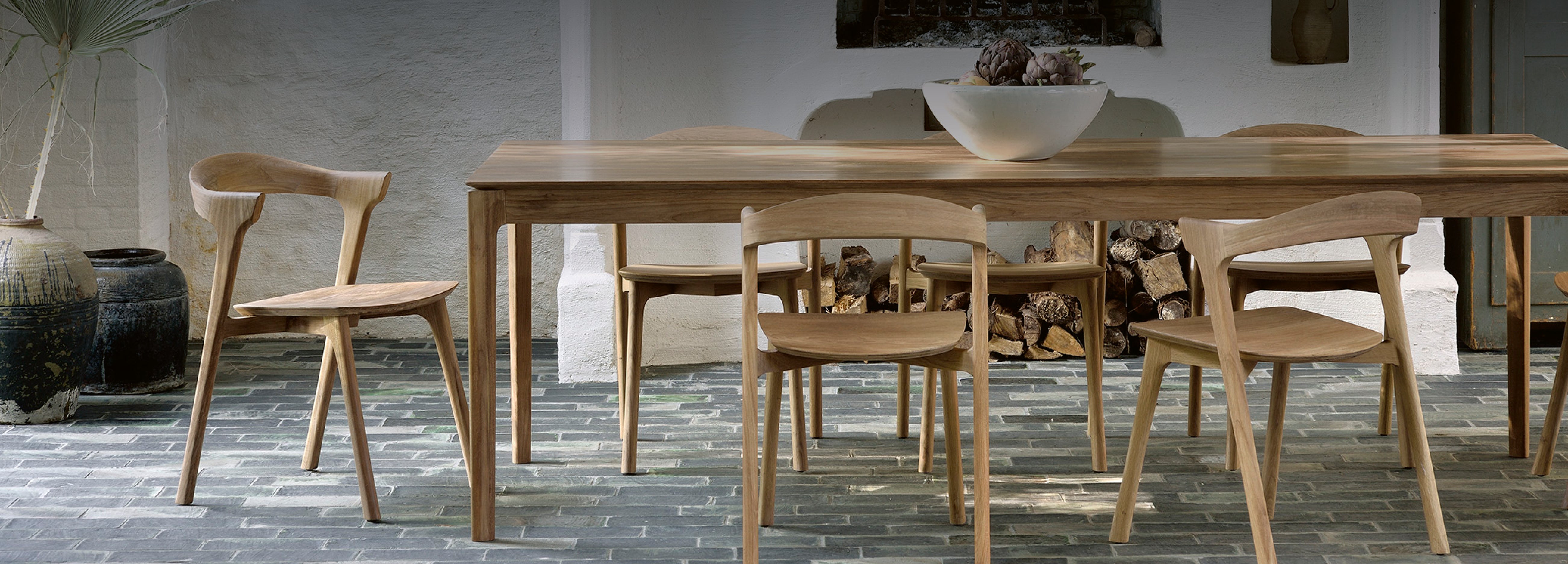 Ethnicraft Bok Esstisch aus massiver Eiche – eleganter Holztisch mit geschwungener Form im Querformat