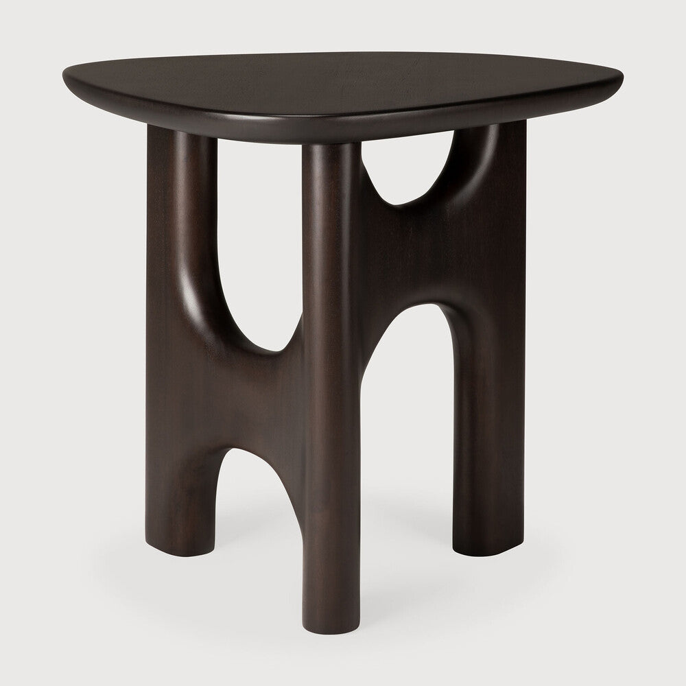 Table d'appoint d'Ethnicraft FLOW en bois massif, avec un plateau légèrement arrondi et des pieds finement travaillés, vue de face.