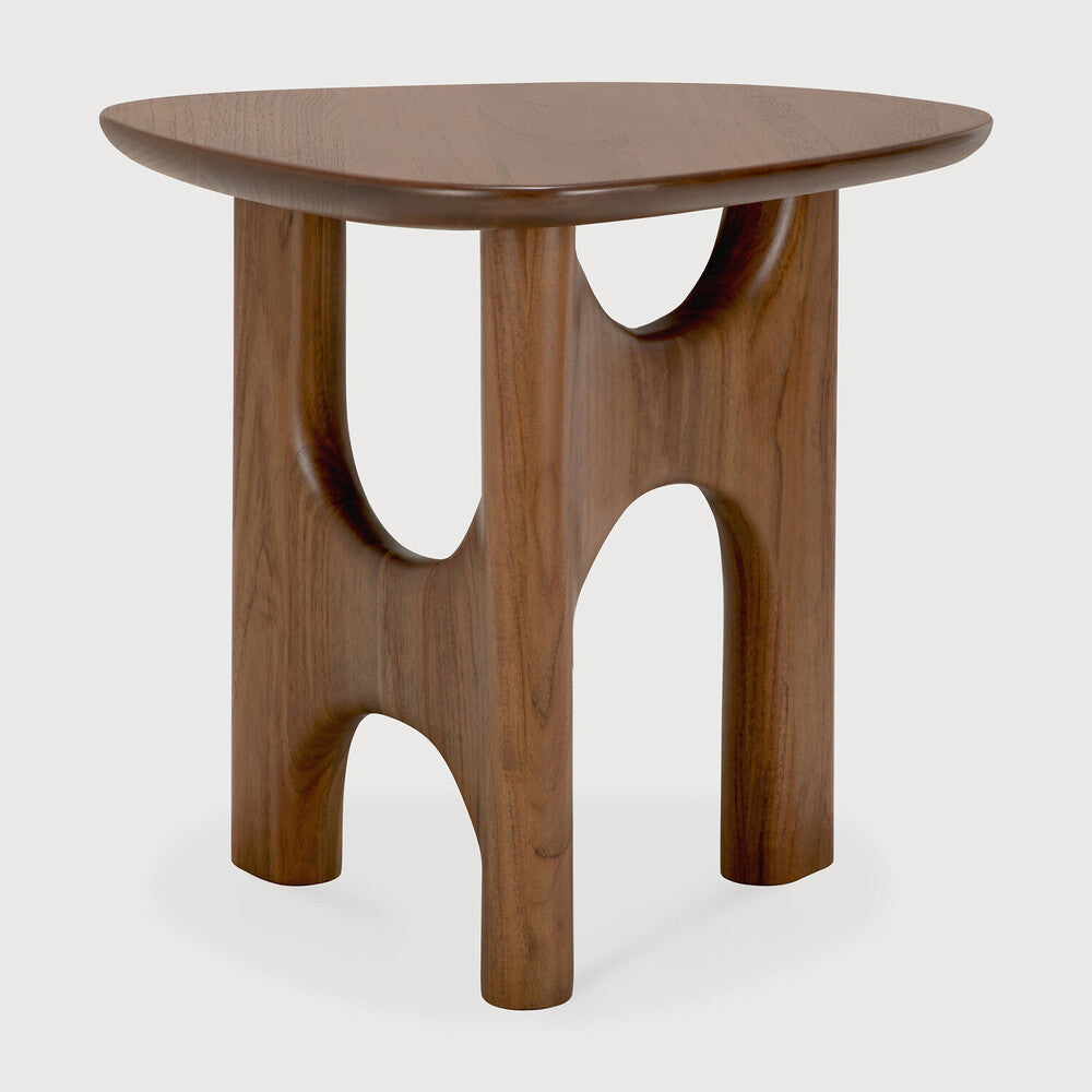 Table d'appoint d'Ethnicraft FLOW en bois massif, avec un plateau légèrement arrondi et des pieds finement travaillés, vue de face.
