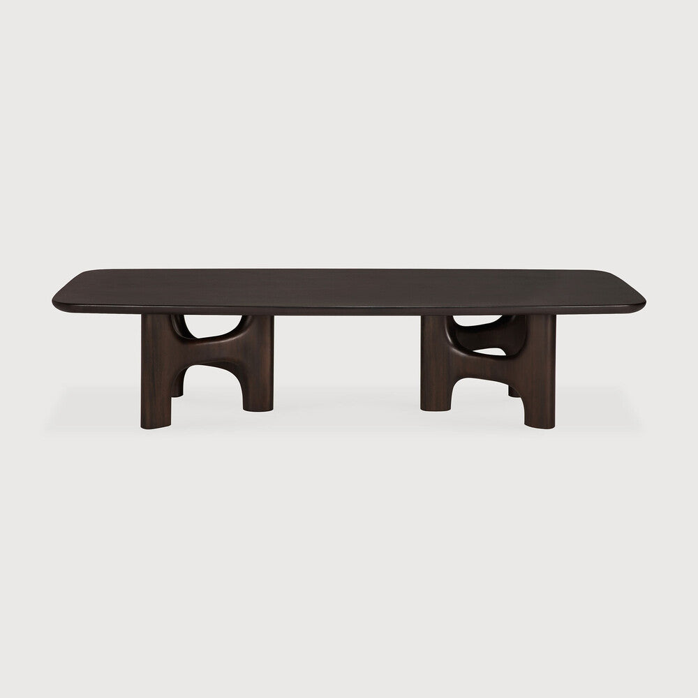 Table basse Ethnicraft FLOW en bois massif, avec un plateau arrondi et des pieds au design marquant, vue de face.