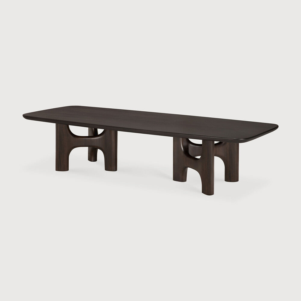 Table basse d'Ethnicraft FLOW en acajou, couleur Rose Brown – Détail de la surface laquée et du bord légèrement arrondi.