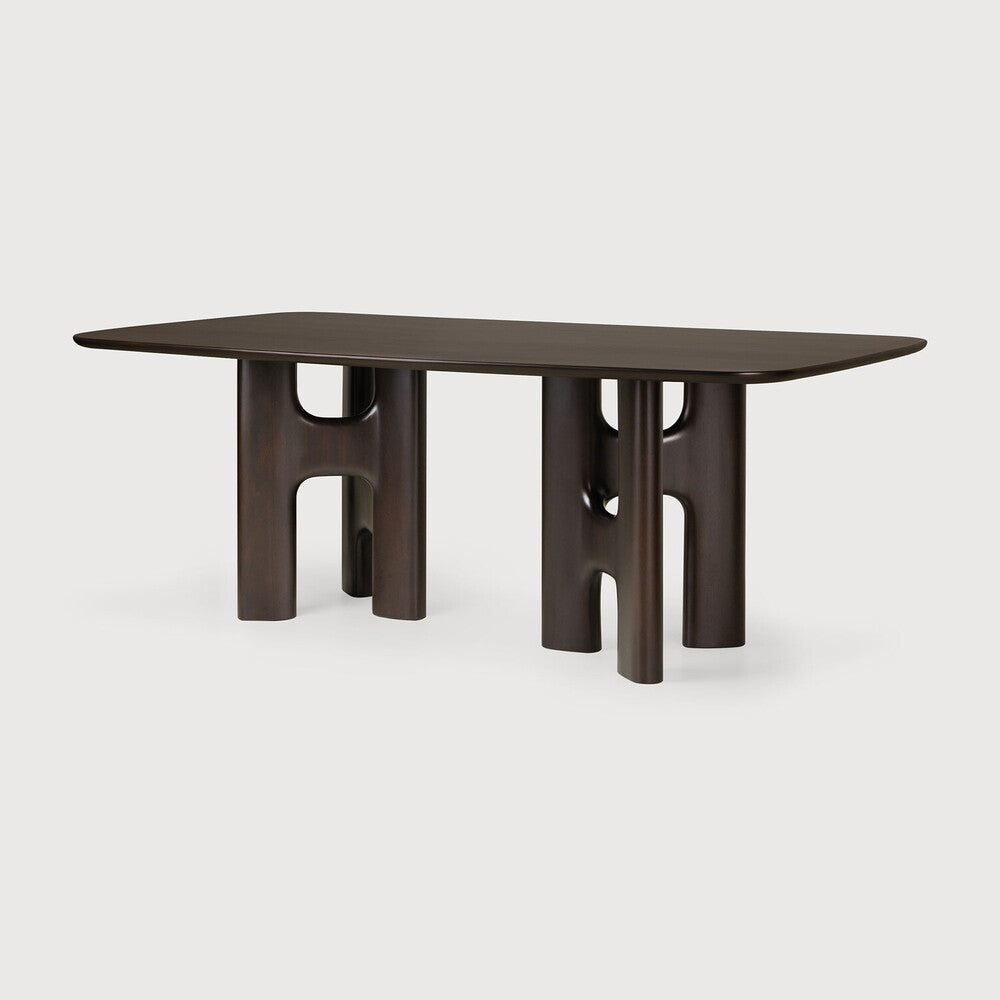 Ethnicraft FLOW Mahogany Dining Table in Rose Brown – Detail of the lacquered wood surface and rounded table edge.