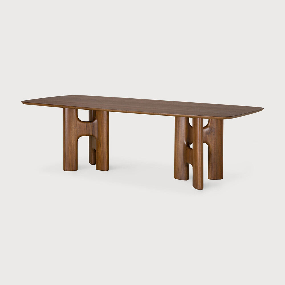 Ethnicraft FLOW Teak Dining Table in Wild Brown – Side view of the lacquered wood surface and rounded table edge.