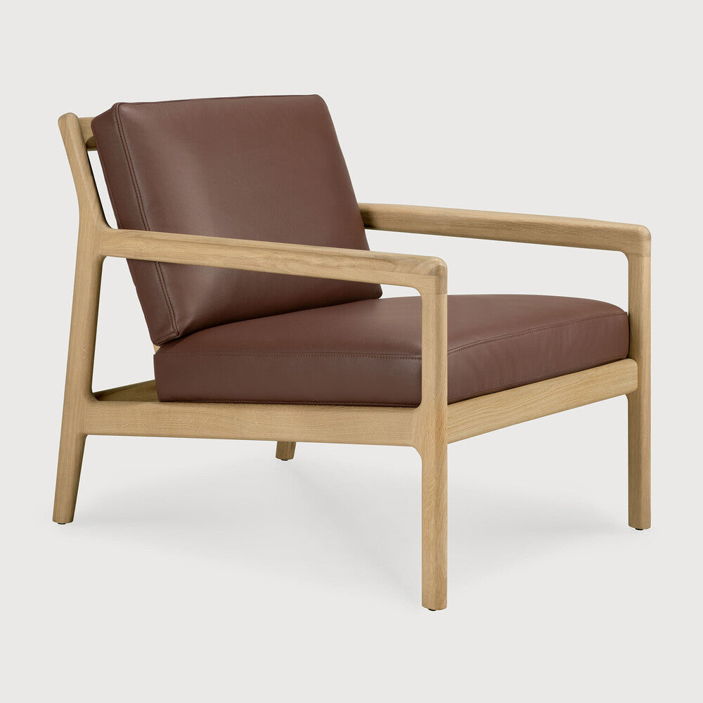Ethnicraft JACK lounge chair made of solid natural oak with curved armrests and Burgundy leather seat cushions, viewed from the front.