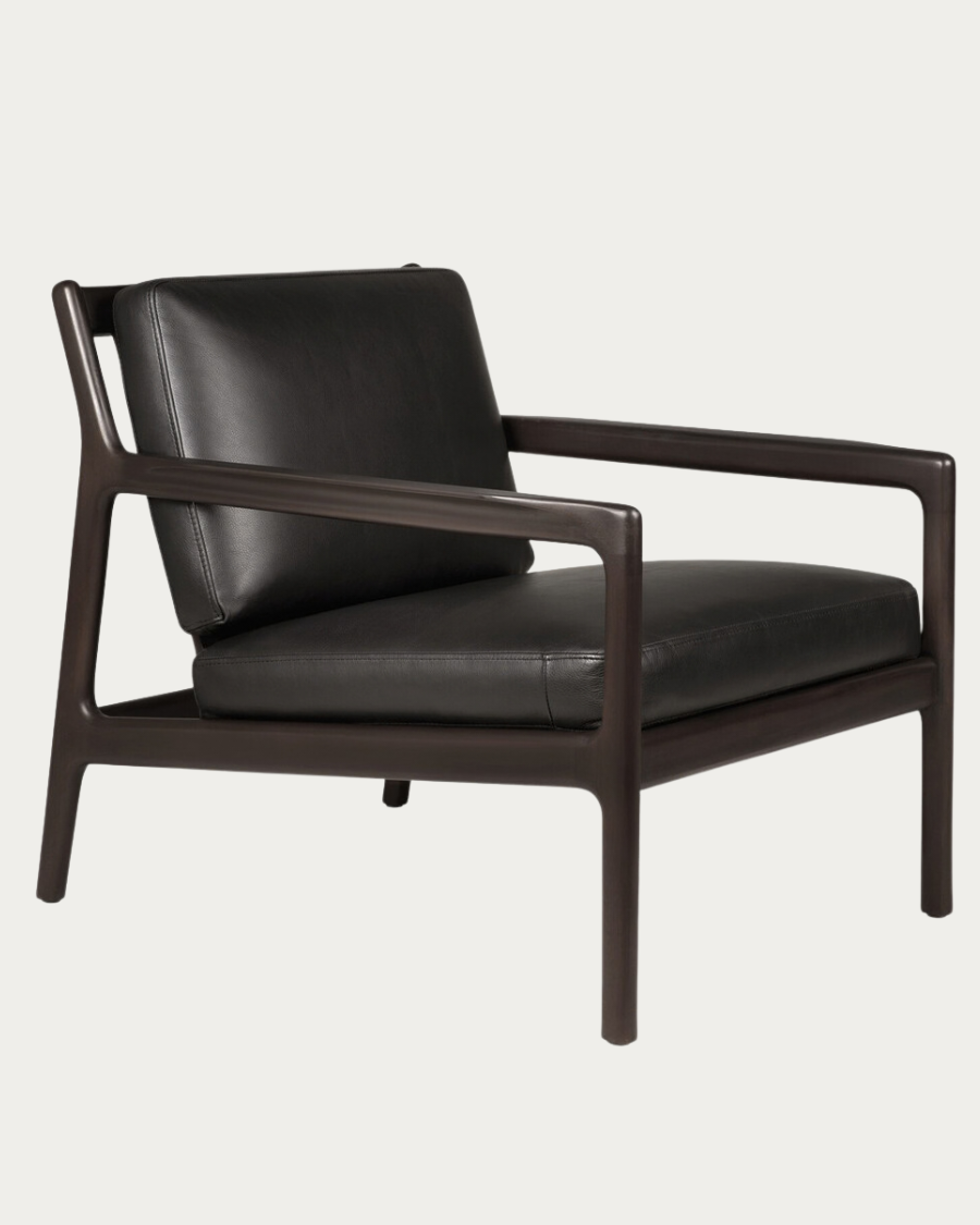 Ethnicraft JACK lounge chair made of solid mahogany with curved armrests and Carbone leather seat cushions, viewed from the front.
